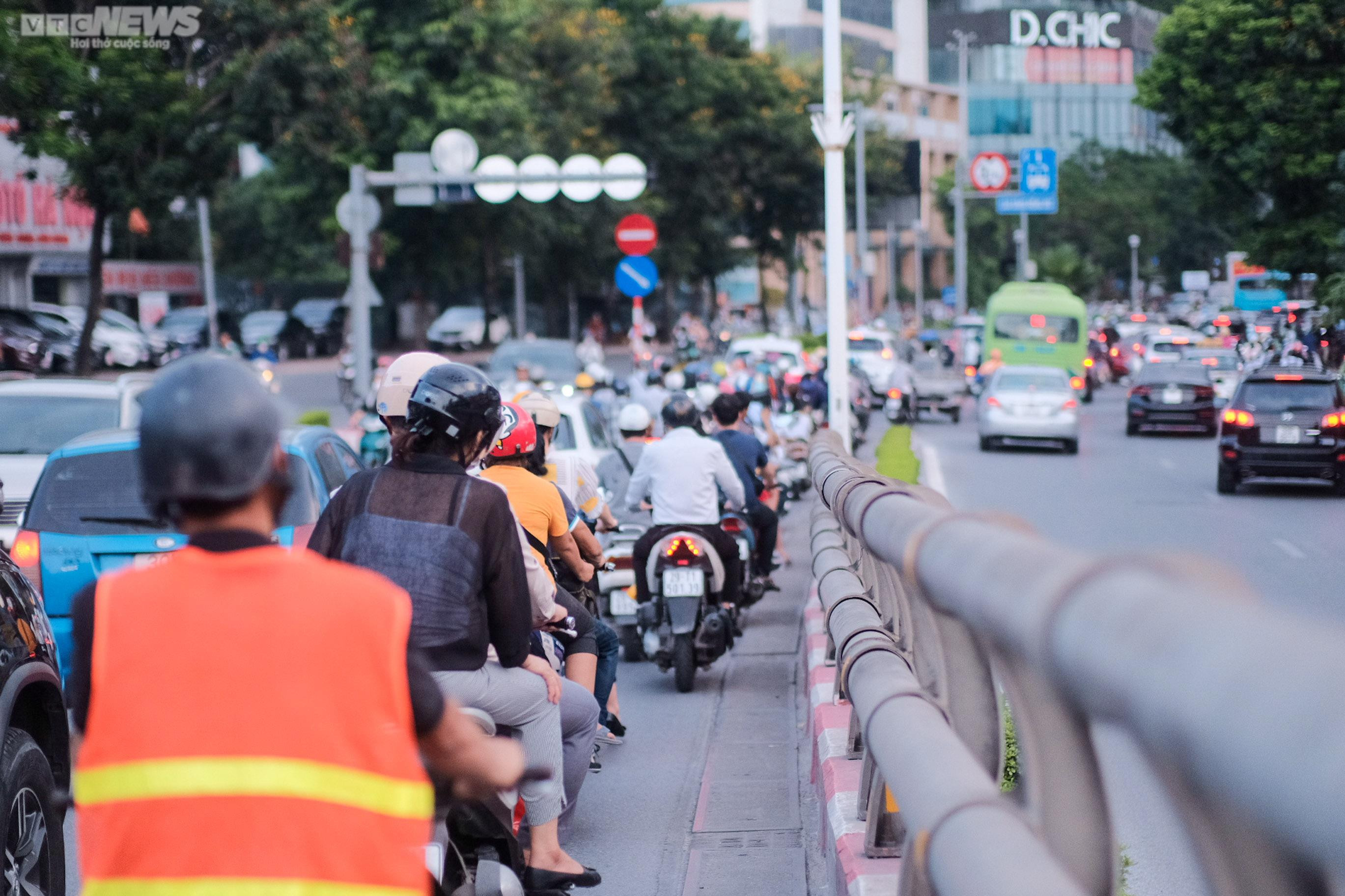 Phớt lờ biển cấm, người dân Thủ đô ùn ùn đi lên cầu vượt Lê Văn Lương - Láng Hạ - 10