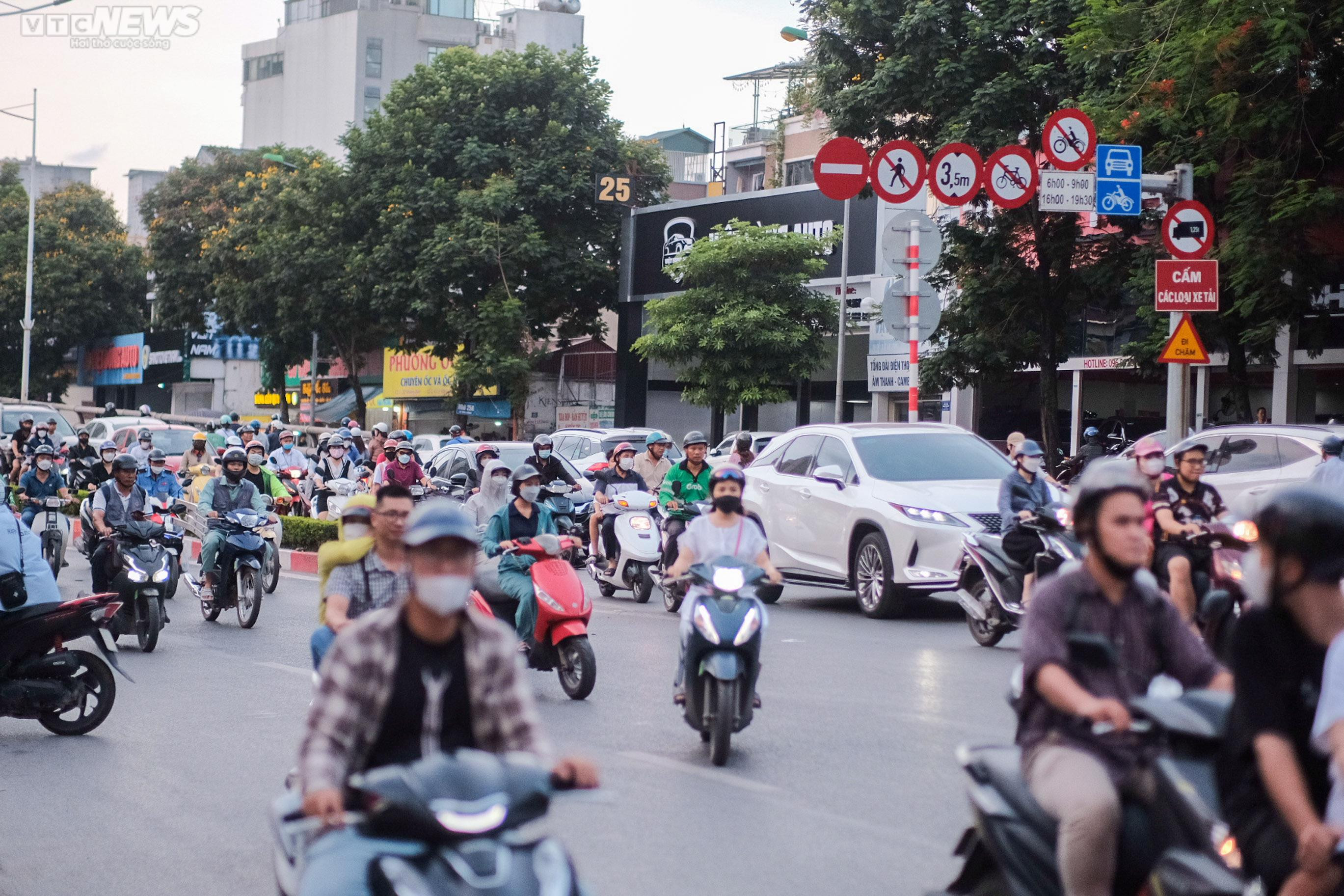 Phớt lờ biển cấm, người dân Thủ đô ùn ùn đi lên cầu vượt Lê Văn Lương - Láng Hạ - 2