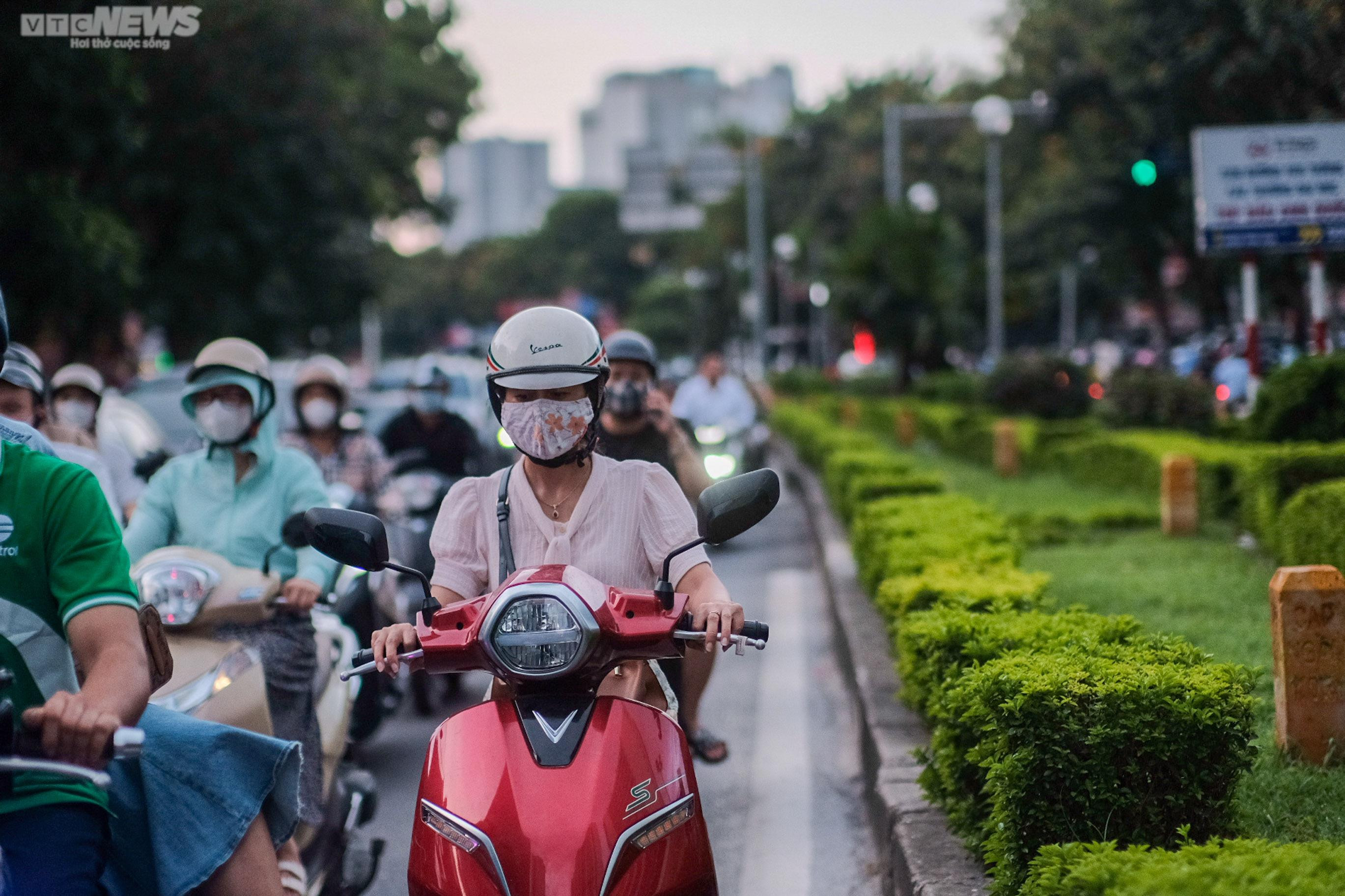 Phớt lờ biển cấm, người dân Thủ đô ùn ùn đi lên cầu vượt Lê Văn Lương - Láng Hạ - 6