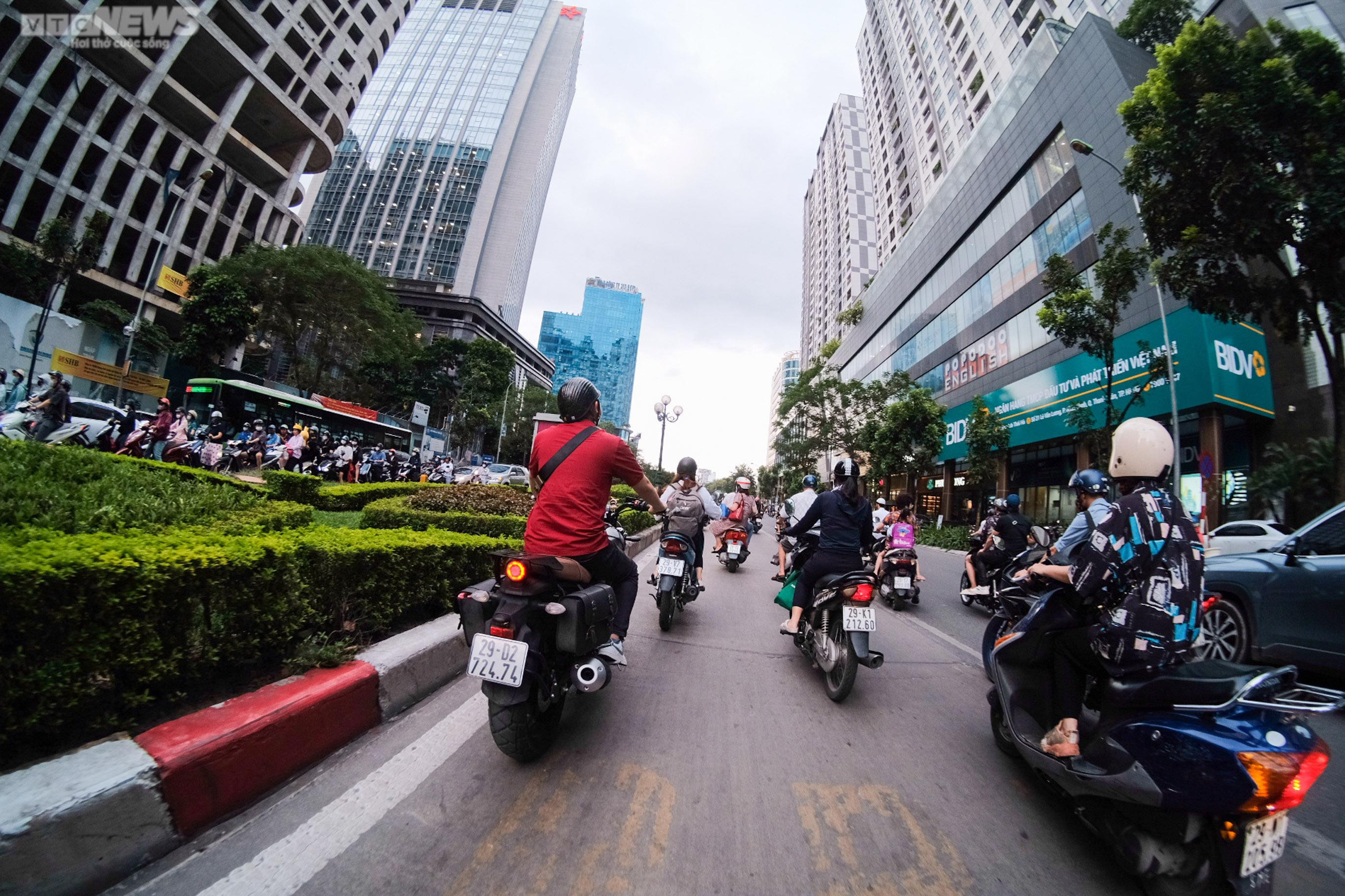 Phớt lờ biển cấm, người dân Thủ đô ùn ùn đi lên cầu vượt Lê Văn Lương - Láng Hạ - 9