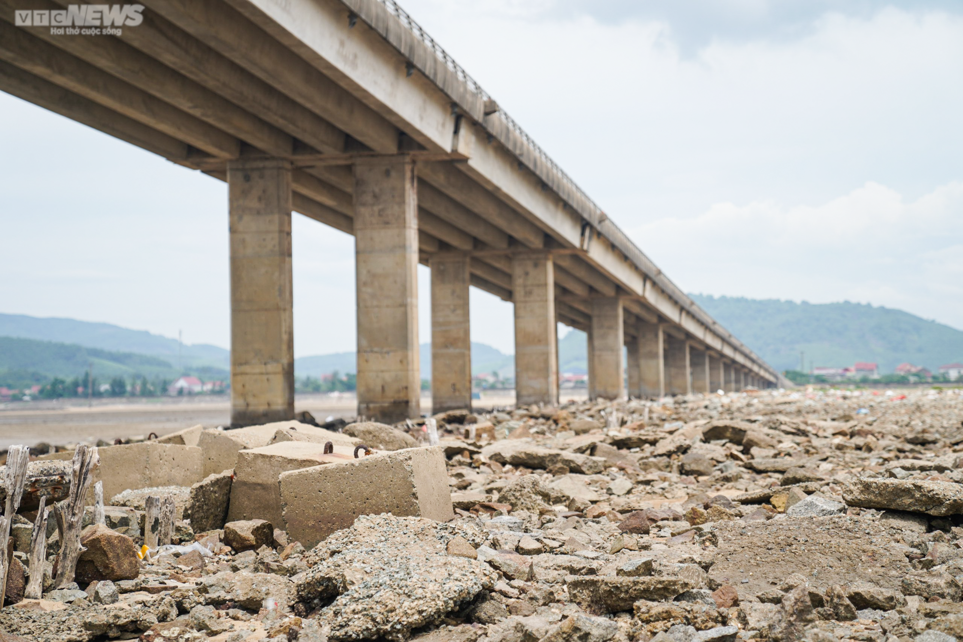 Hàng trăm tấn ‘rác’ bị bỏ rơi dưới chân cầu 500 tỷ đồng - 3