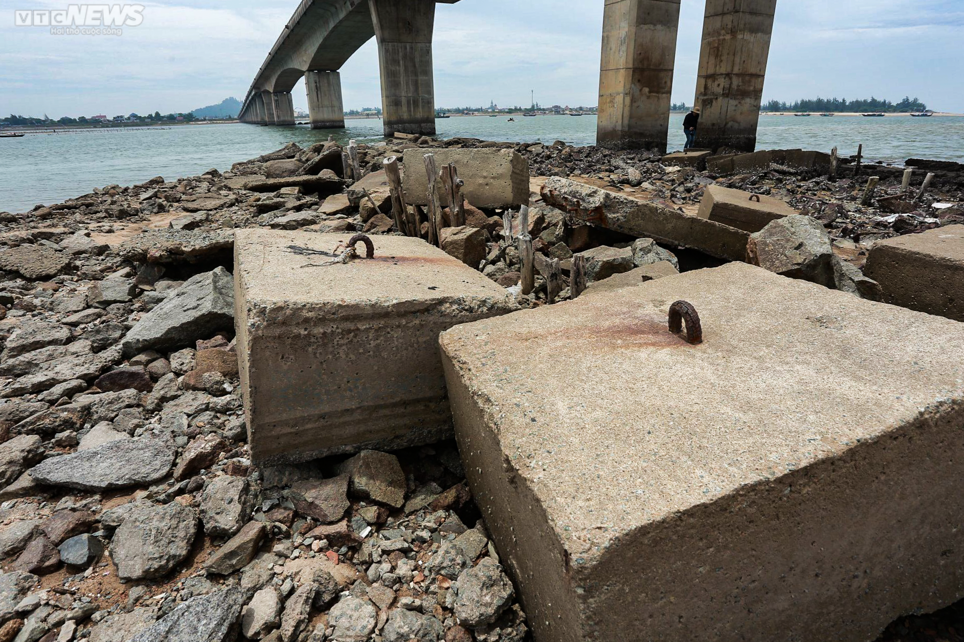 Hàng trăm tấn ‘rác’ bị bỏ rơi dưới chân cầu 500 tỷ đồng - 10