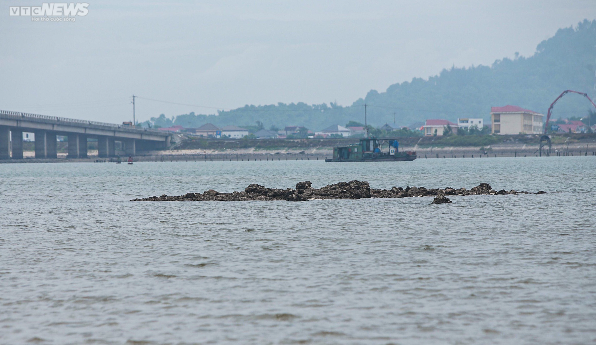 Hàng trăm tấn ‘rác’ bị bỏ rơi dưới chân cầu 500 tỷ đồng - 6