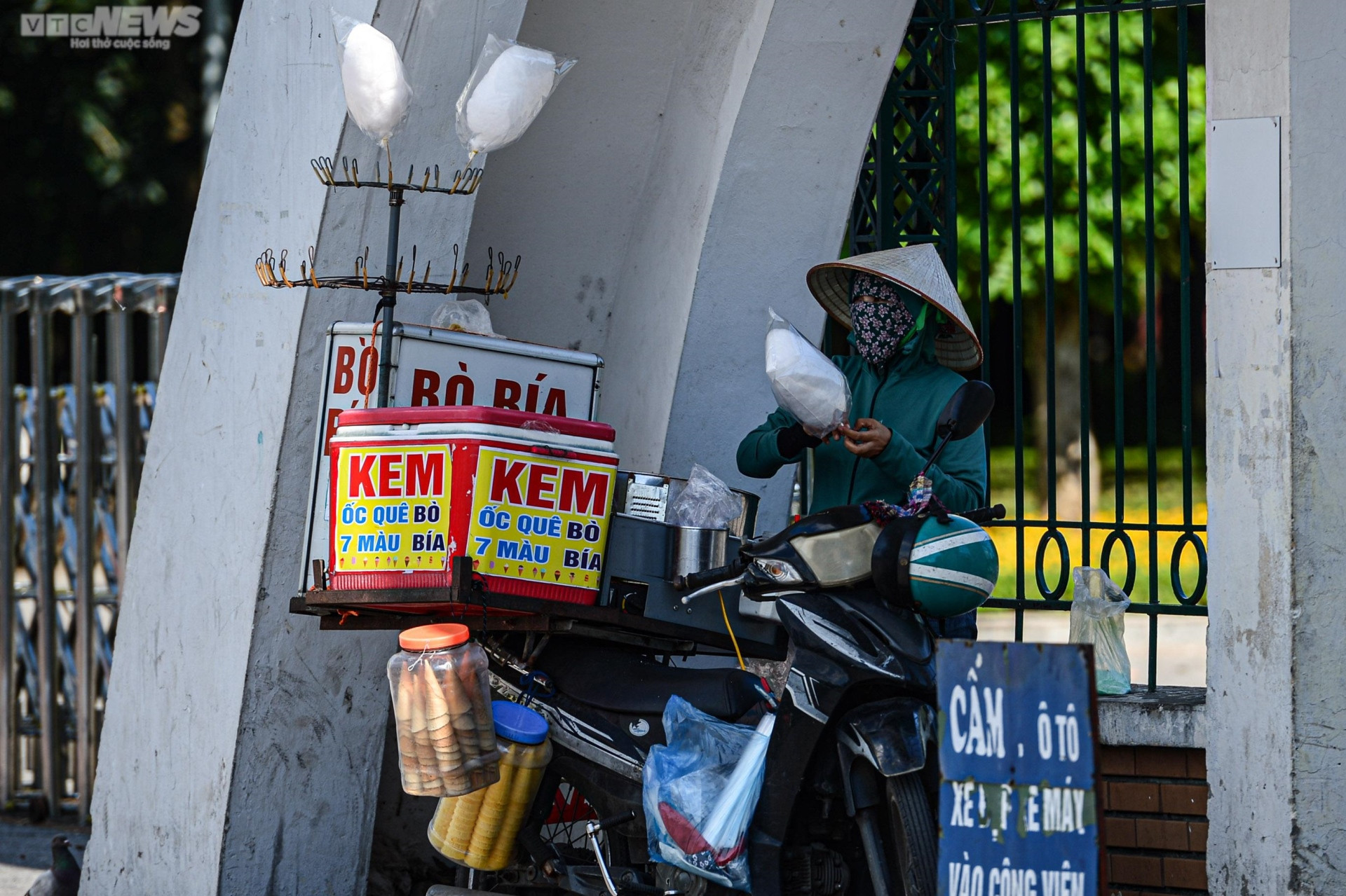 Người Hà Nội kín mít như Ninja, vật vã mưu sinh trong đợt nắng nóng kéo dài - 13