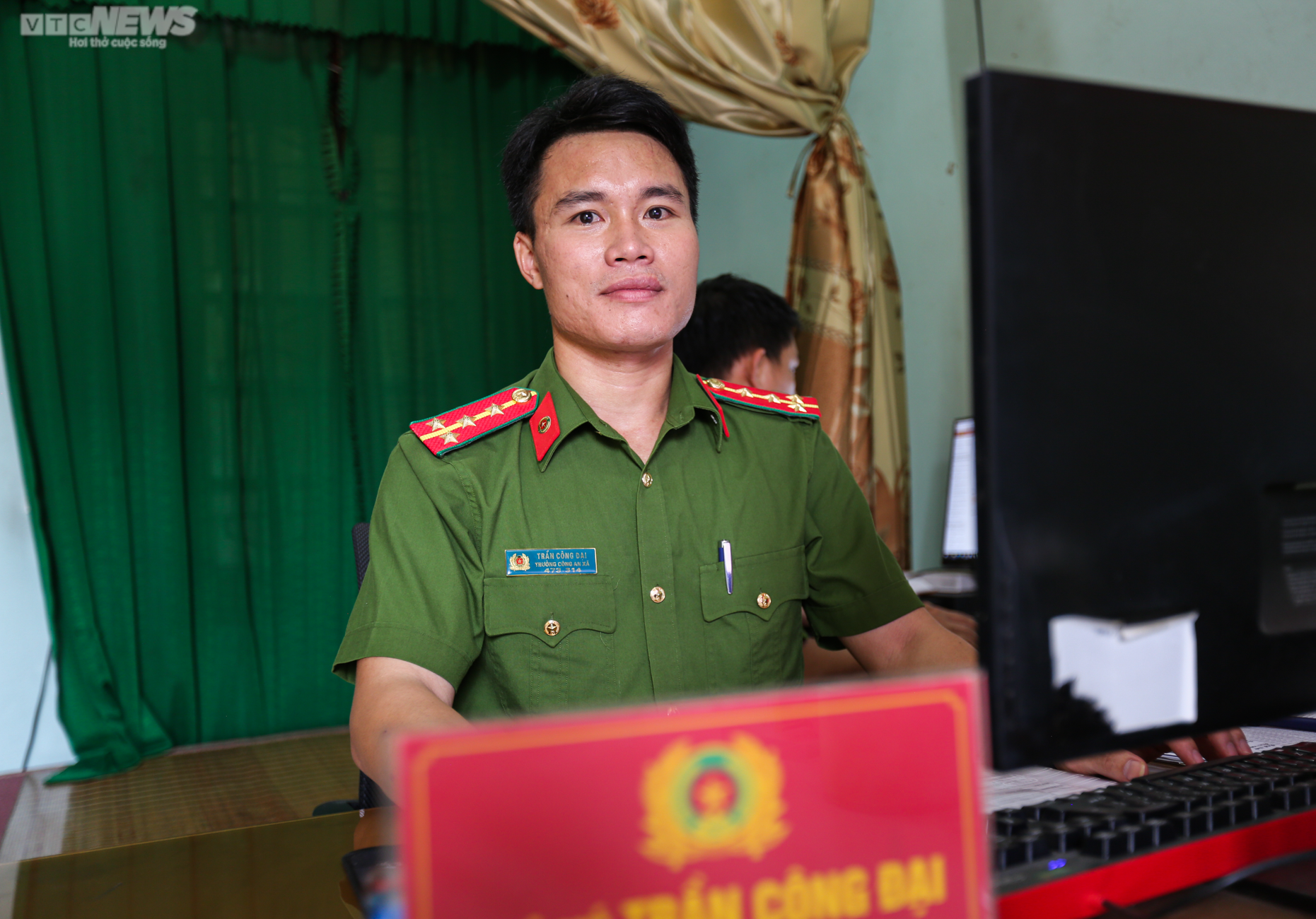 Từ cậu bé mồ côi cha trở thành trưởng công an xã trẻ nhất tỉnh Hà Tĩnh - 1