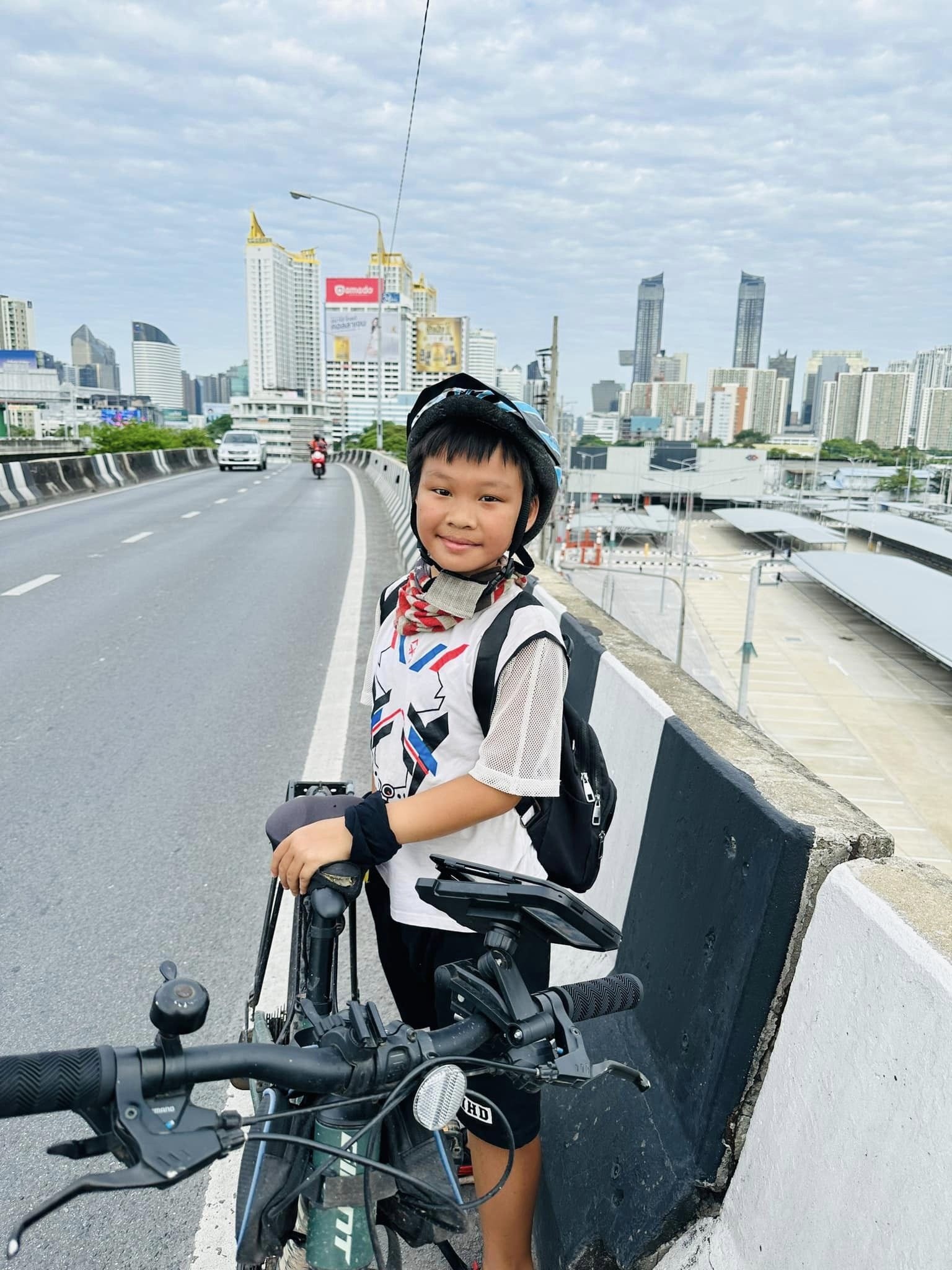 Cậu bé 10 tuổi và hành trình 30 ngày đạp xe qua 4 quốc gia - 8