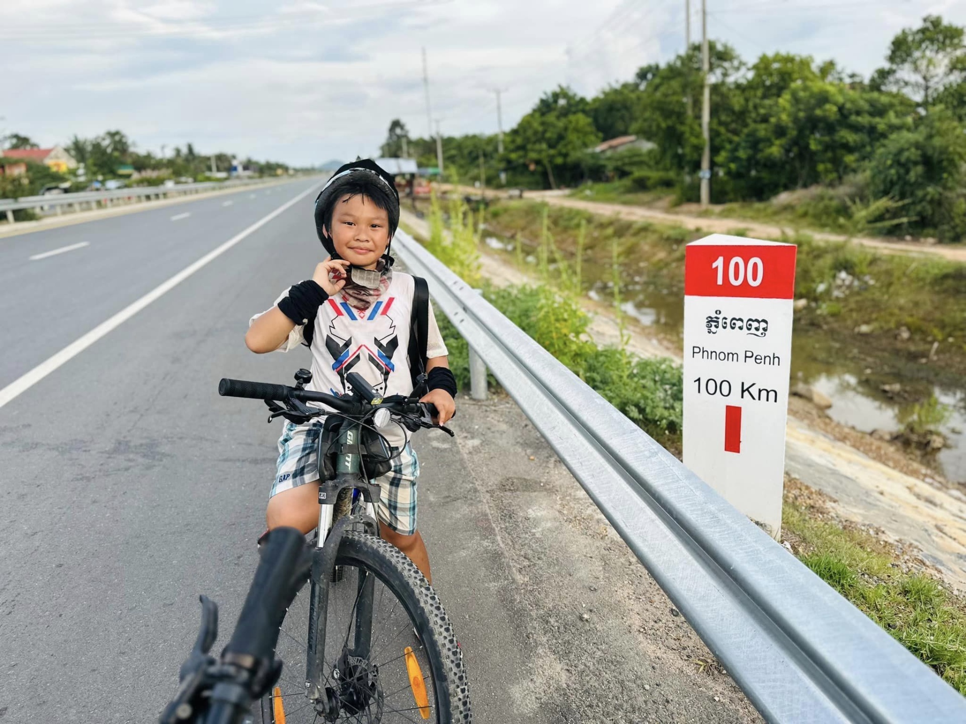 Cậu bé 10 tuổi và hành trình 30 ngày đạp xe qua 4 quốc gia - 9