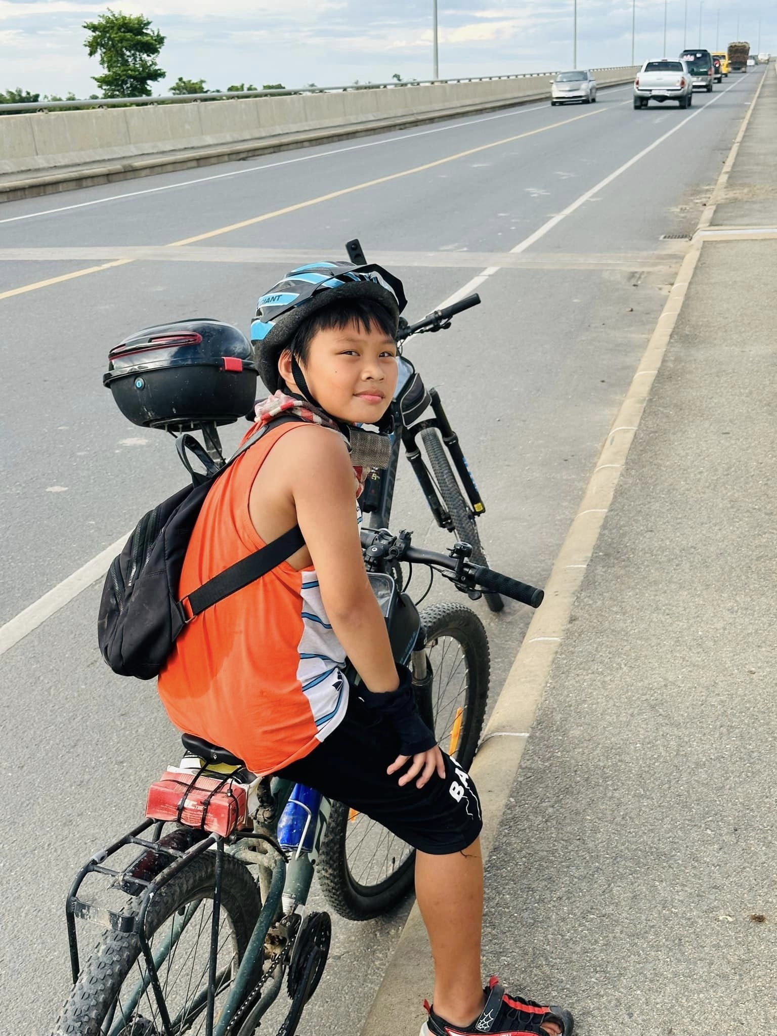 Cậu bé 10 tuổi và hành trình 30 ngày đạp xe qua 4 quốc gia - 2