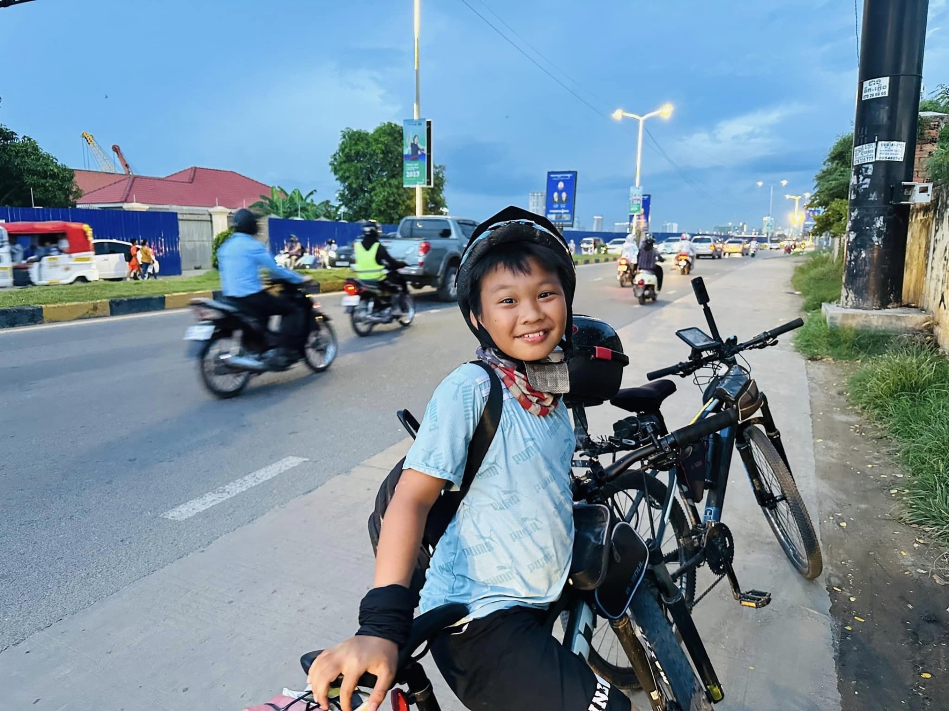 Cậu bé 10 tuổi và hành trình 30 ngày đạp xe qua 4 quốc gia - 10