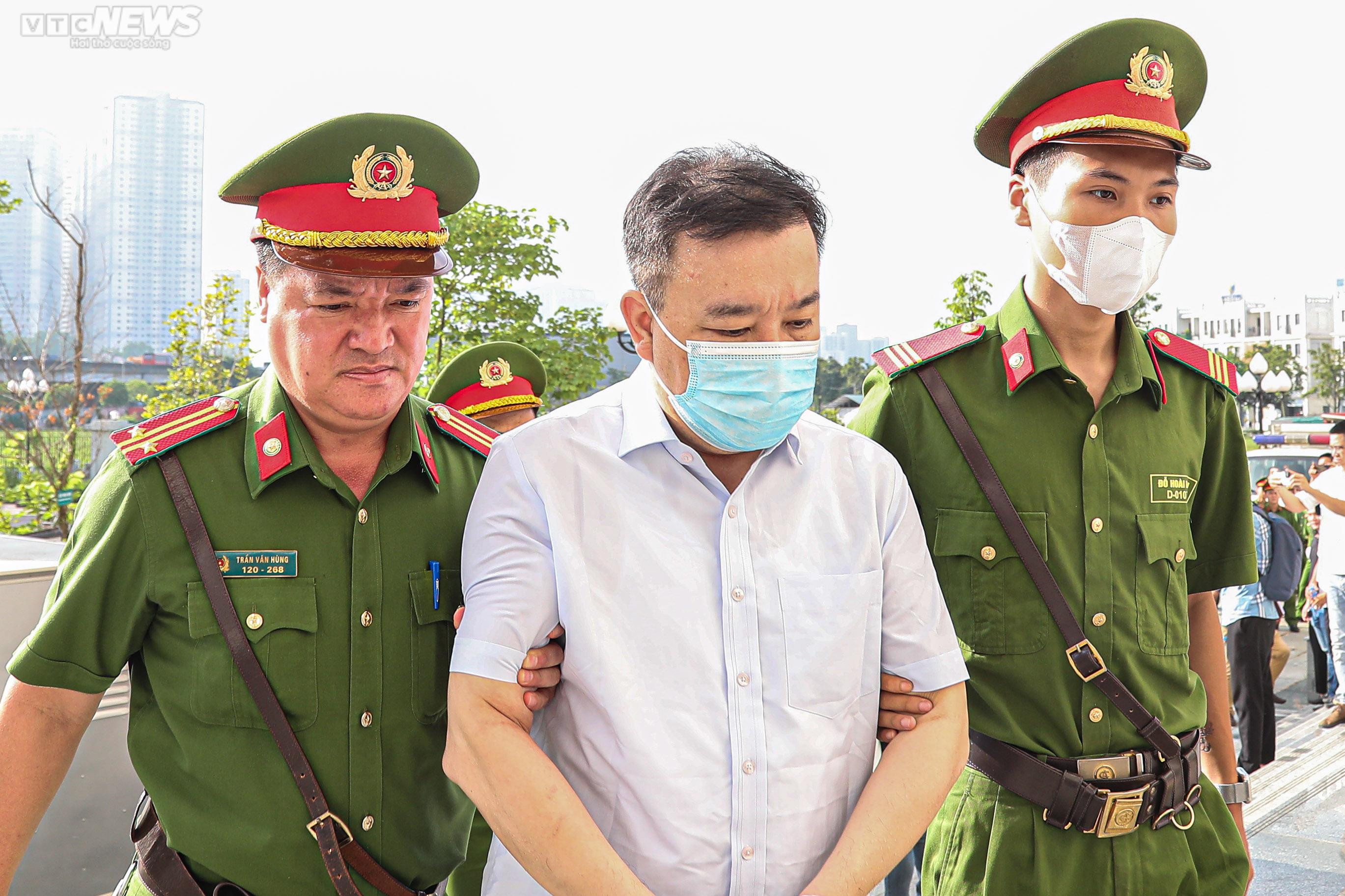 Xét xử vụ 'chuyến bay giải cứu': Ông Tô Anh Dũng bị dẫn giải tới tòa - 7