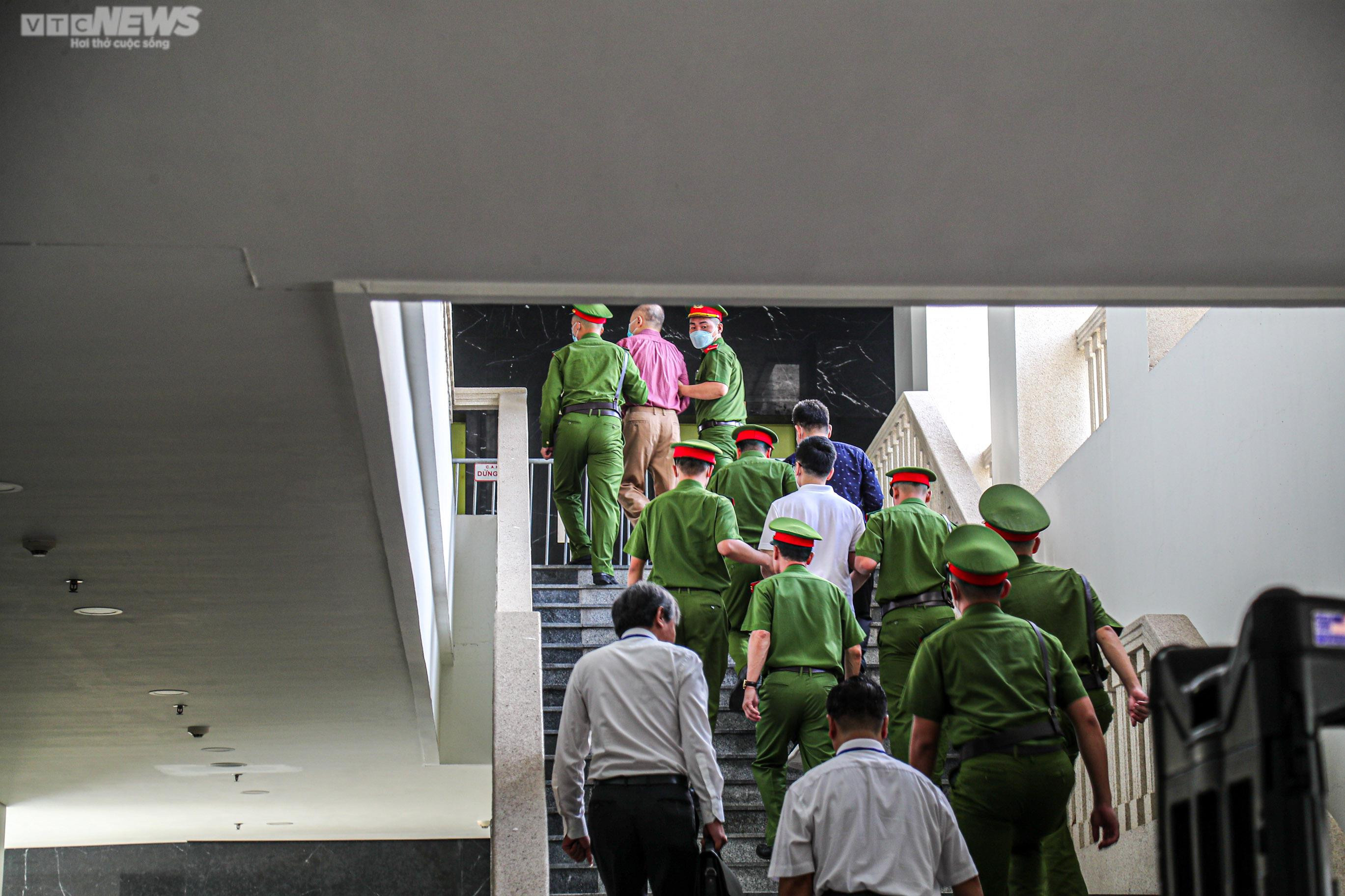 Xét xử vụ 'chuyến bay giải cứu': Ông Tô Anh Dũng bị dẫn giải tới tòa - 11