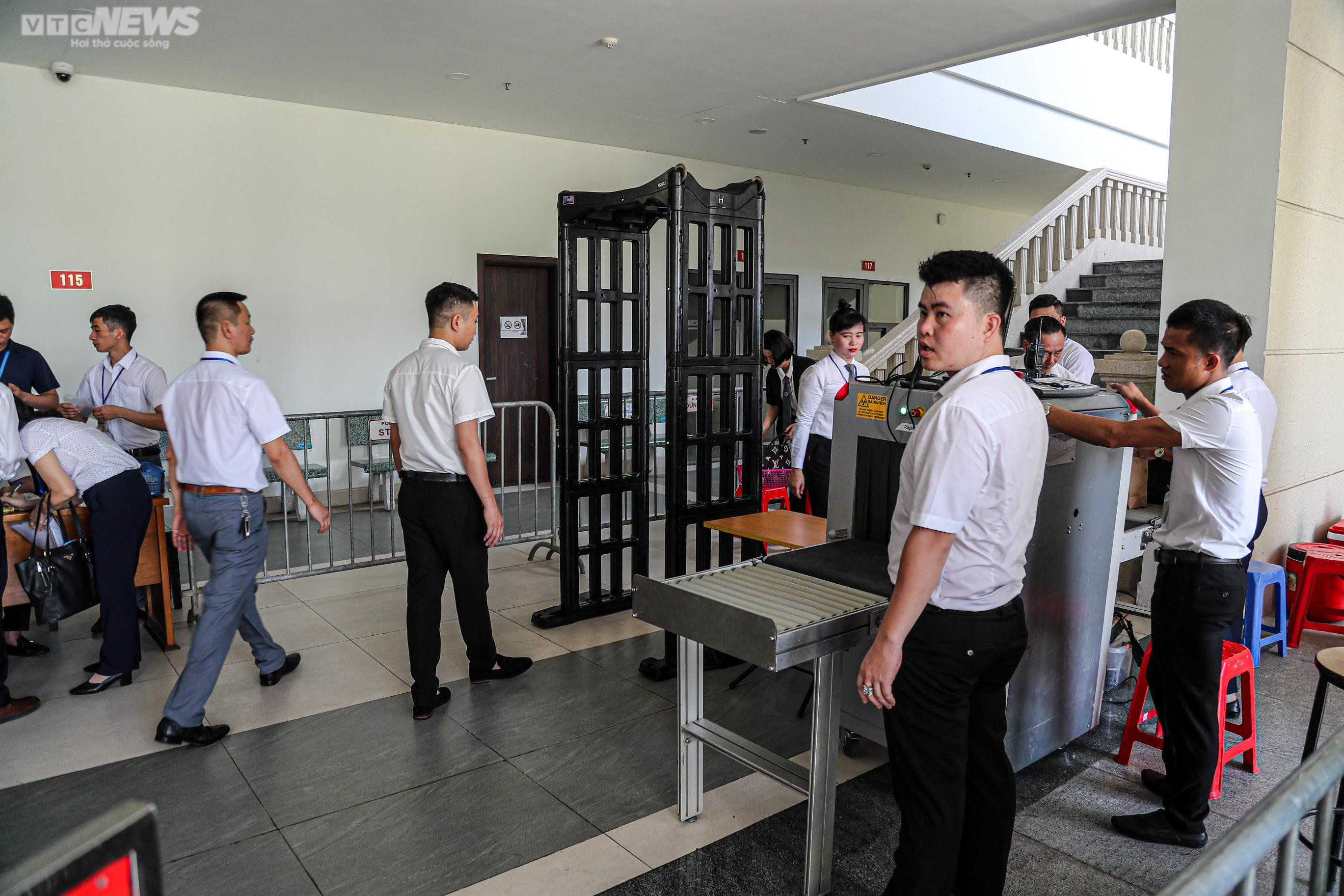 Xét xử vụ 'chuyến bay giải cứu': Ông Tô Anh Dũng bị dẫn giải tới tòa - 12