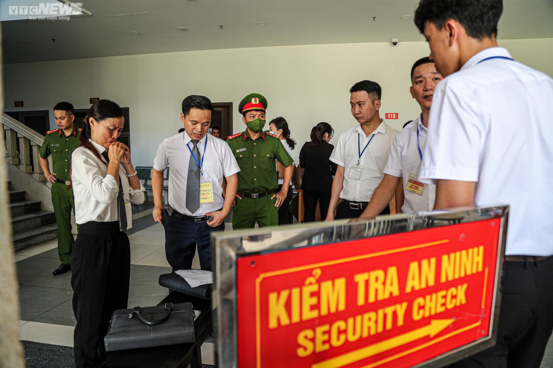 Xét xử vụ 'chuyến bay giải cứu': Ông Tô Anh Dũng bị dẫn giải tới tòa - 13