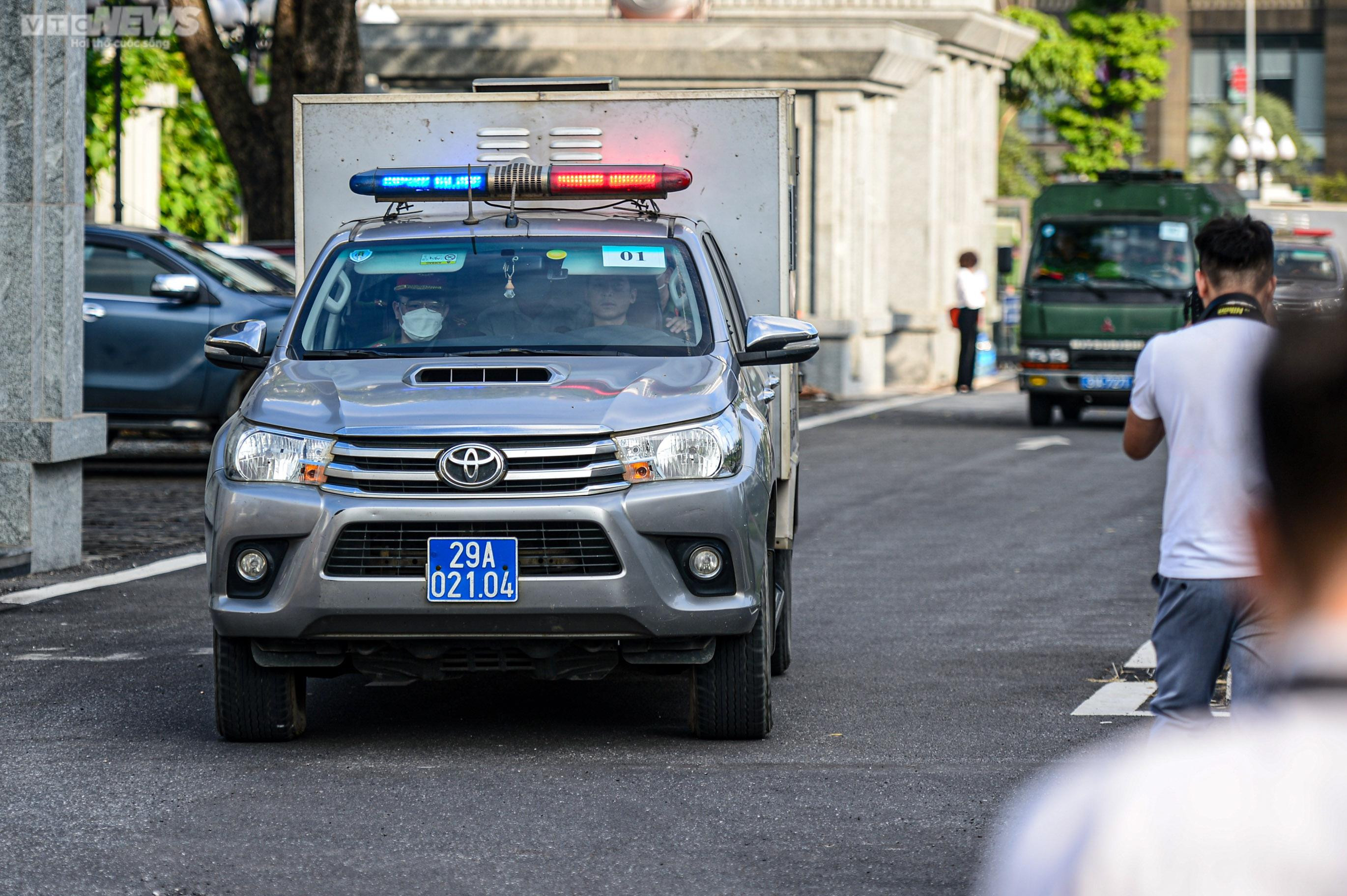 Xét xử vụ 'chuyến bay giải cứu': Ông Tô Anh Dũng bị dẫn giải tới tòa - 2