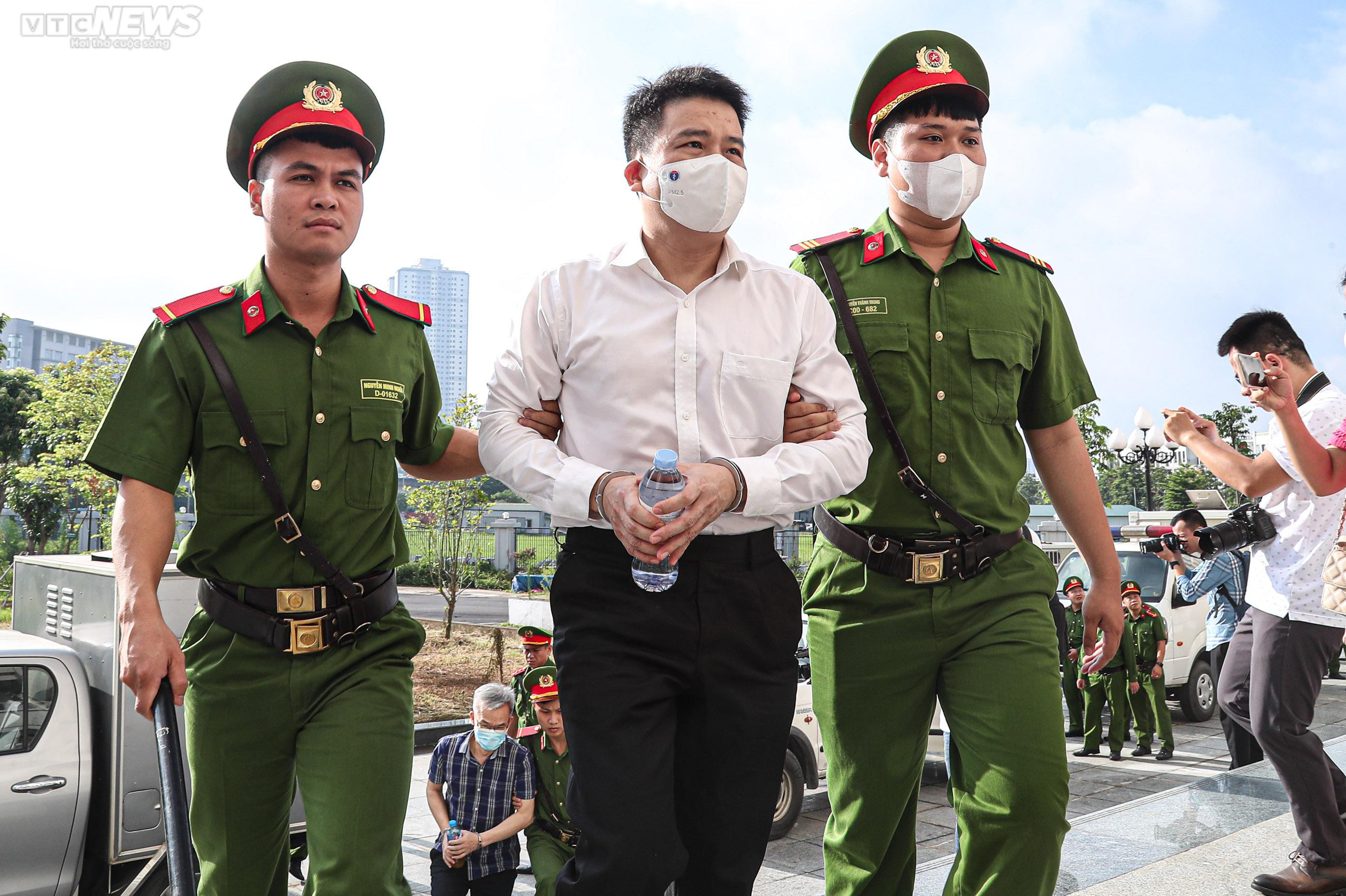 Xét xử vụ 'chuyến bay giải cứu': Ông Tô Anh Dũng bị dẫn giải tới tòa - 3