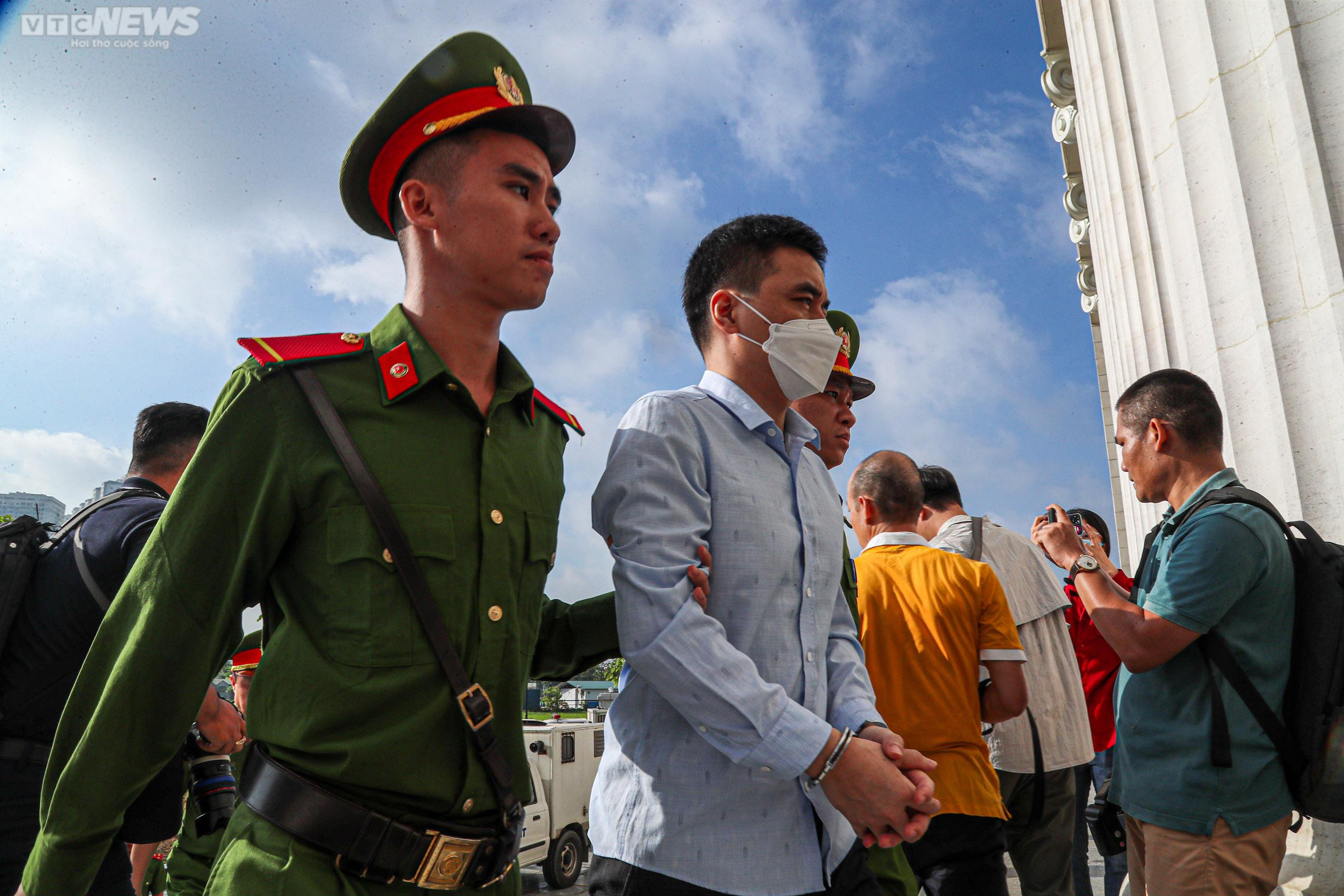 Xét xử vụ 'chuyến bay giải cứu': Ông Tô Anh Dũng bị dẫn giải tới tòa - 8