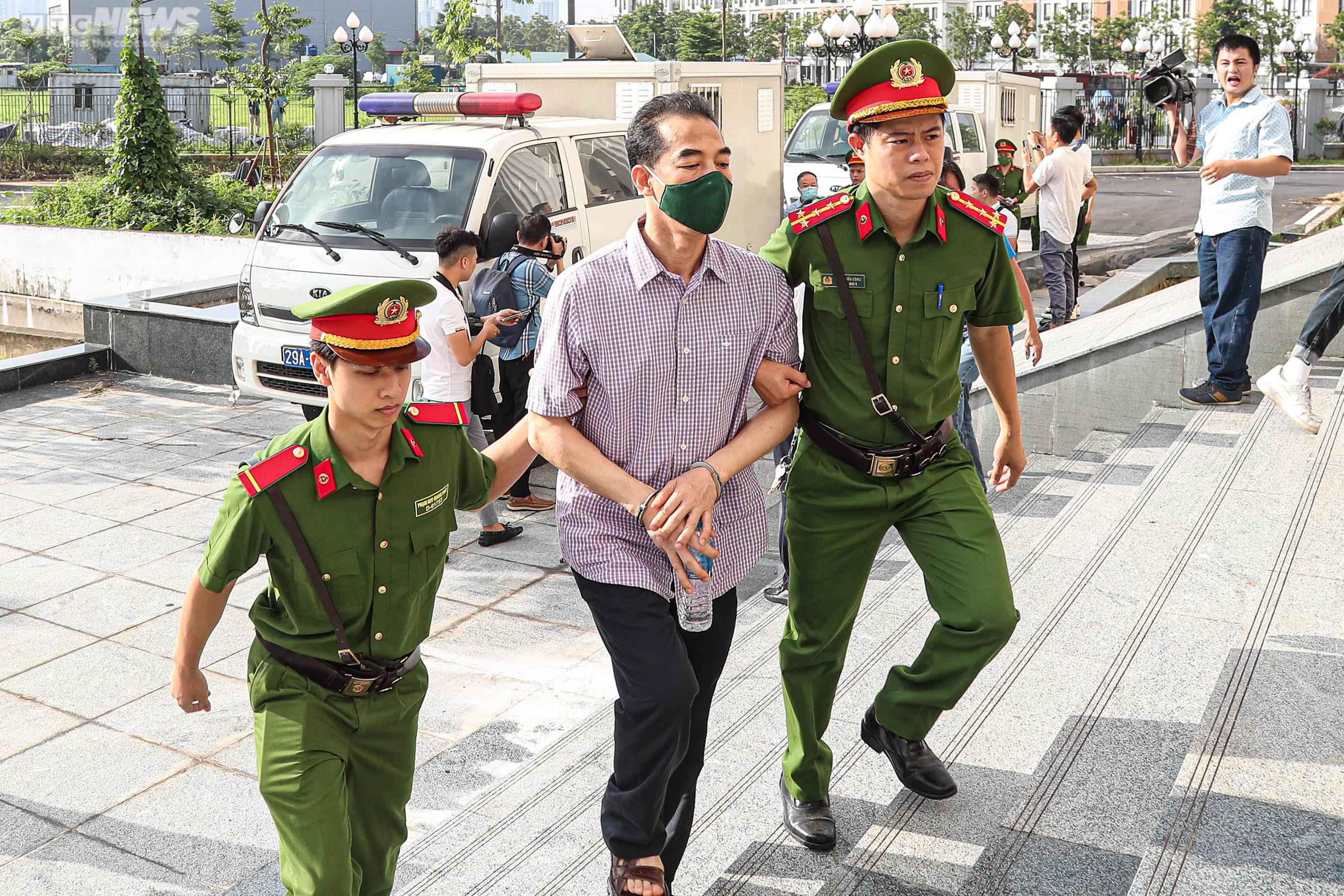 Xét xử vụ 'chuyến bay giải cứu': Ông Tô Anh Dũng bị dẫn giải tới tòa - 5