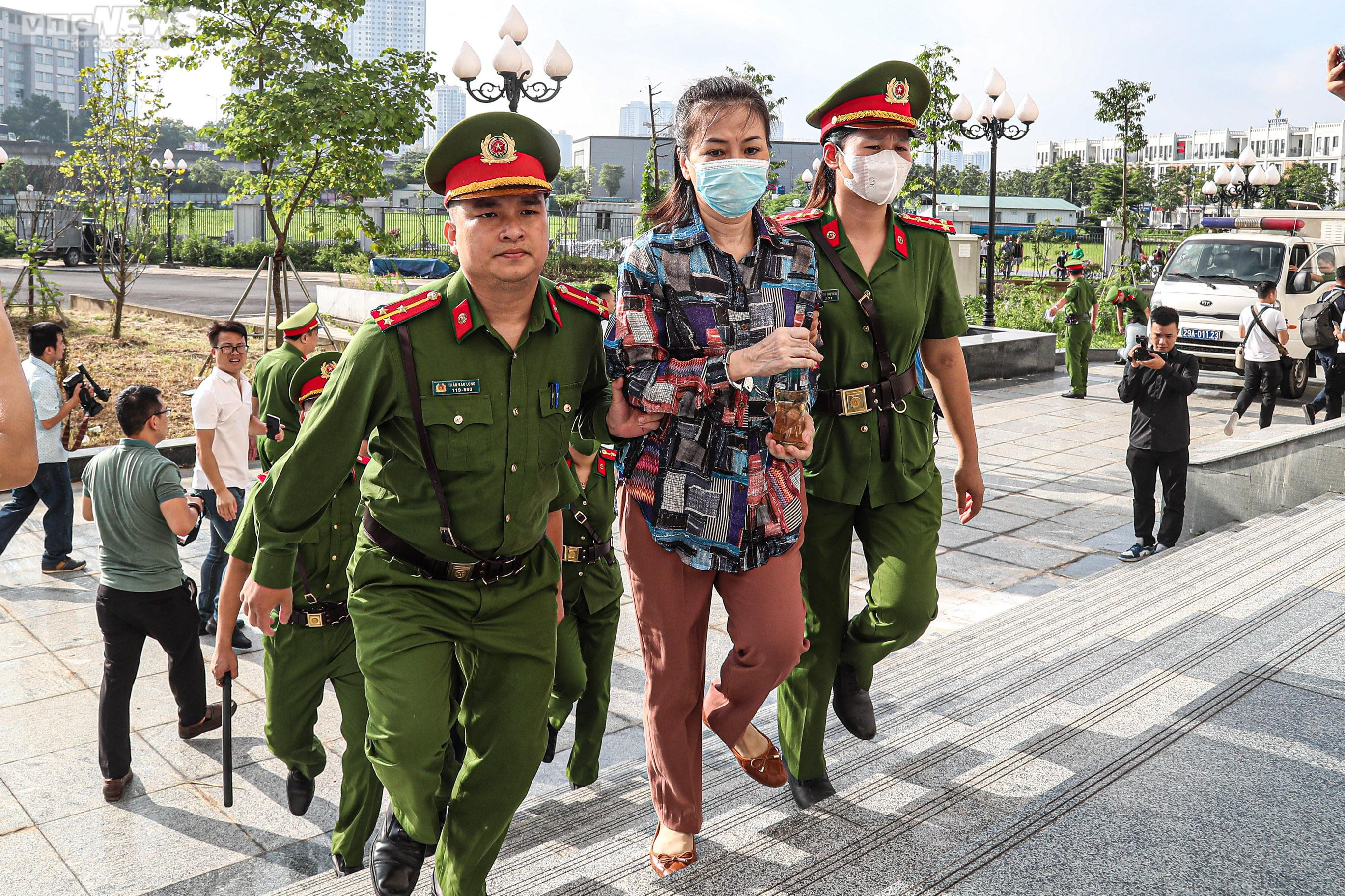 Xét xử vụ 'chuyến bay giải cứu': Ông Tô Anh Dũng bị dẫn giải tới tòa - 4