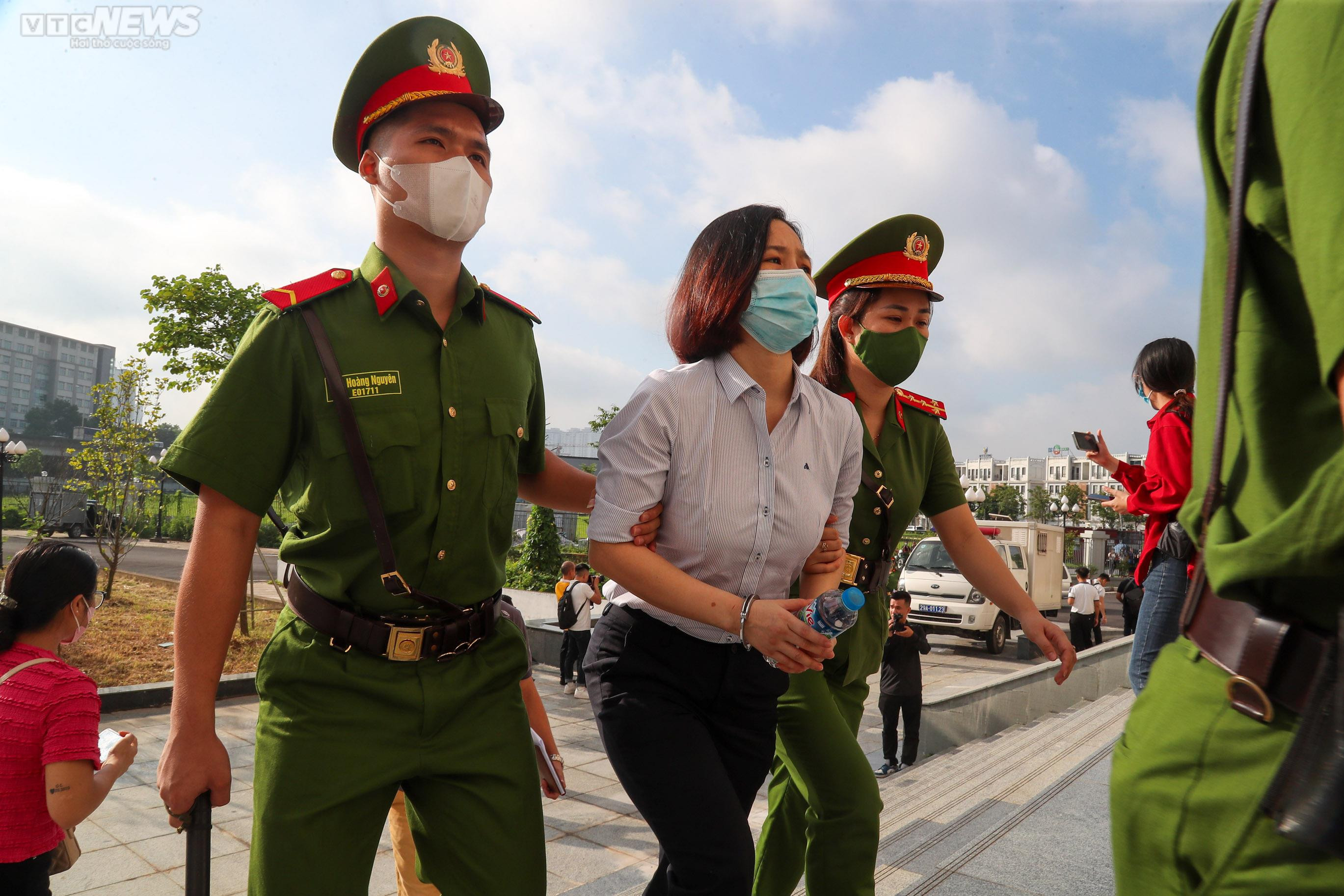 Xét xử vụ 'chuyến bay giải cứu': Ông Tô Anh Dũng bị dẫn giải tới tòa - 9