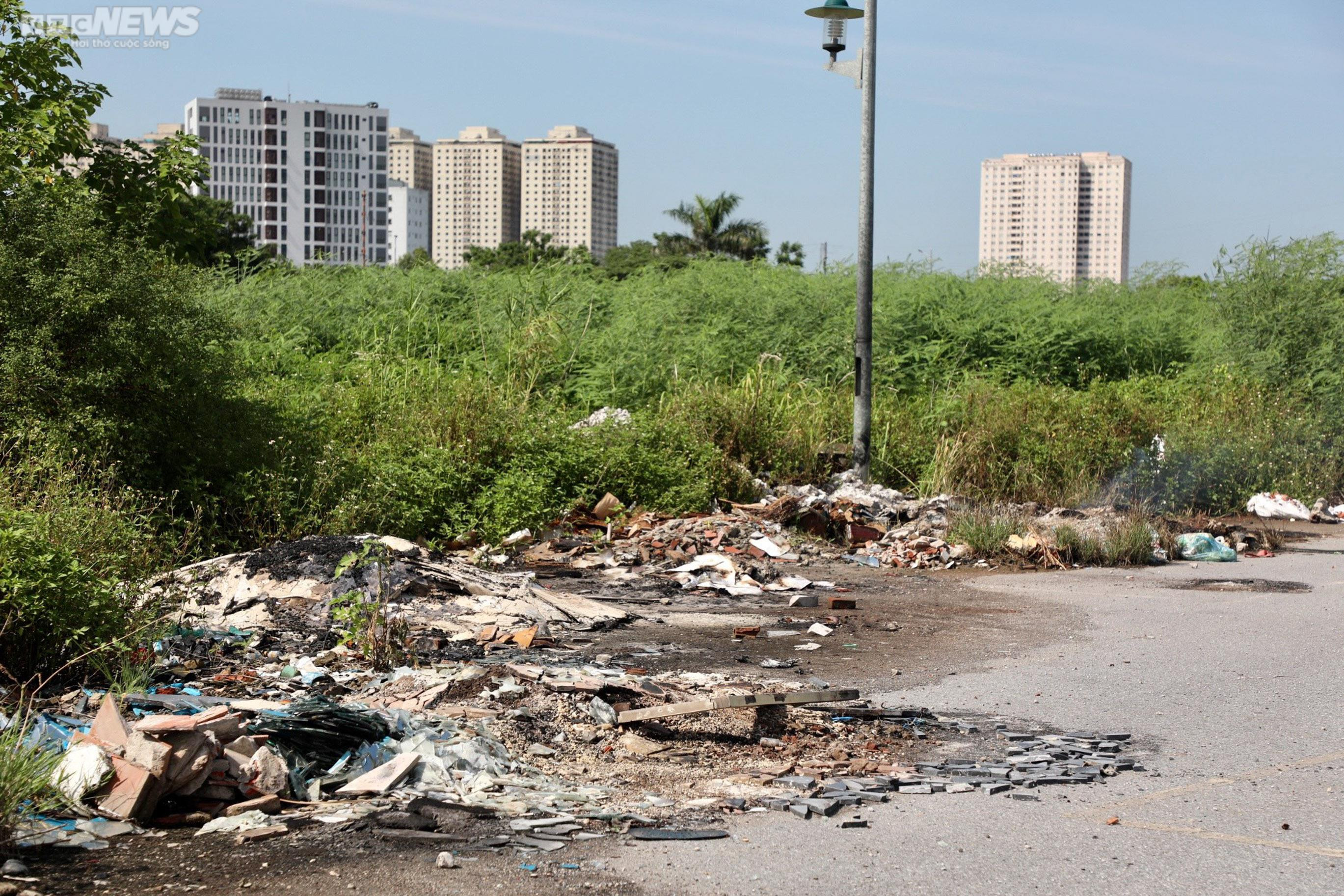Sau 7 năm quy hoạch, công viên gần 100 ha thành nơi tập kết rác thải, dạy lái xe - 7