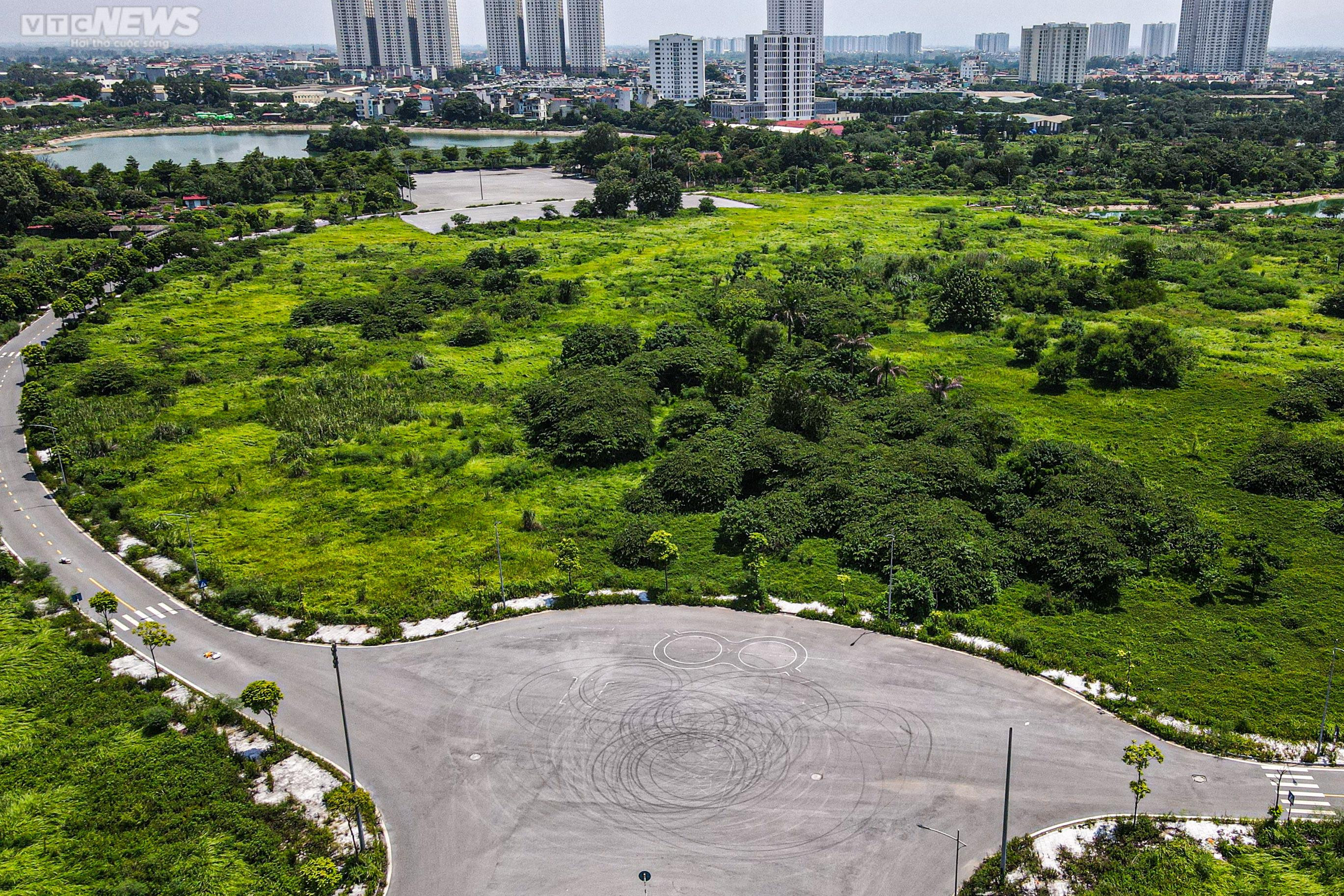 Sau 7 năm quy hoạch, công viên gần 100 ha thành nơi tập kết rác thải, dạy lái xe - 4