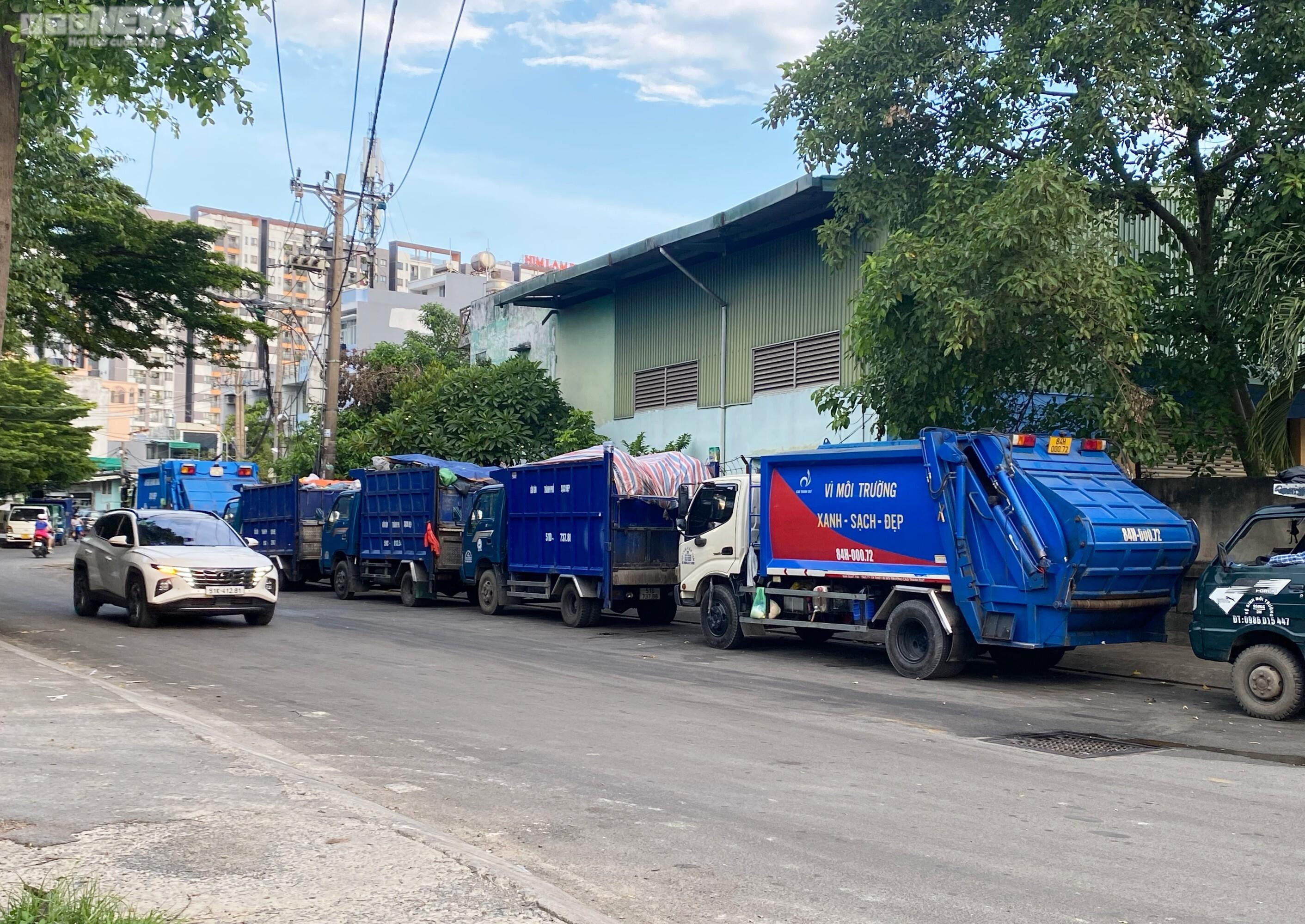 Dân kêu cứu vì trạm trung chuyển rác bốc mùi hôi thối ở TP.HCM - 12