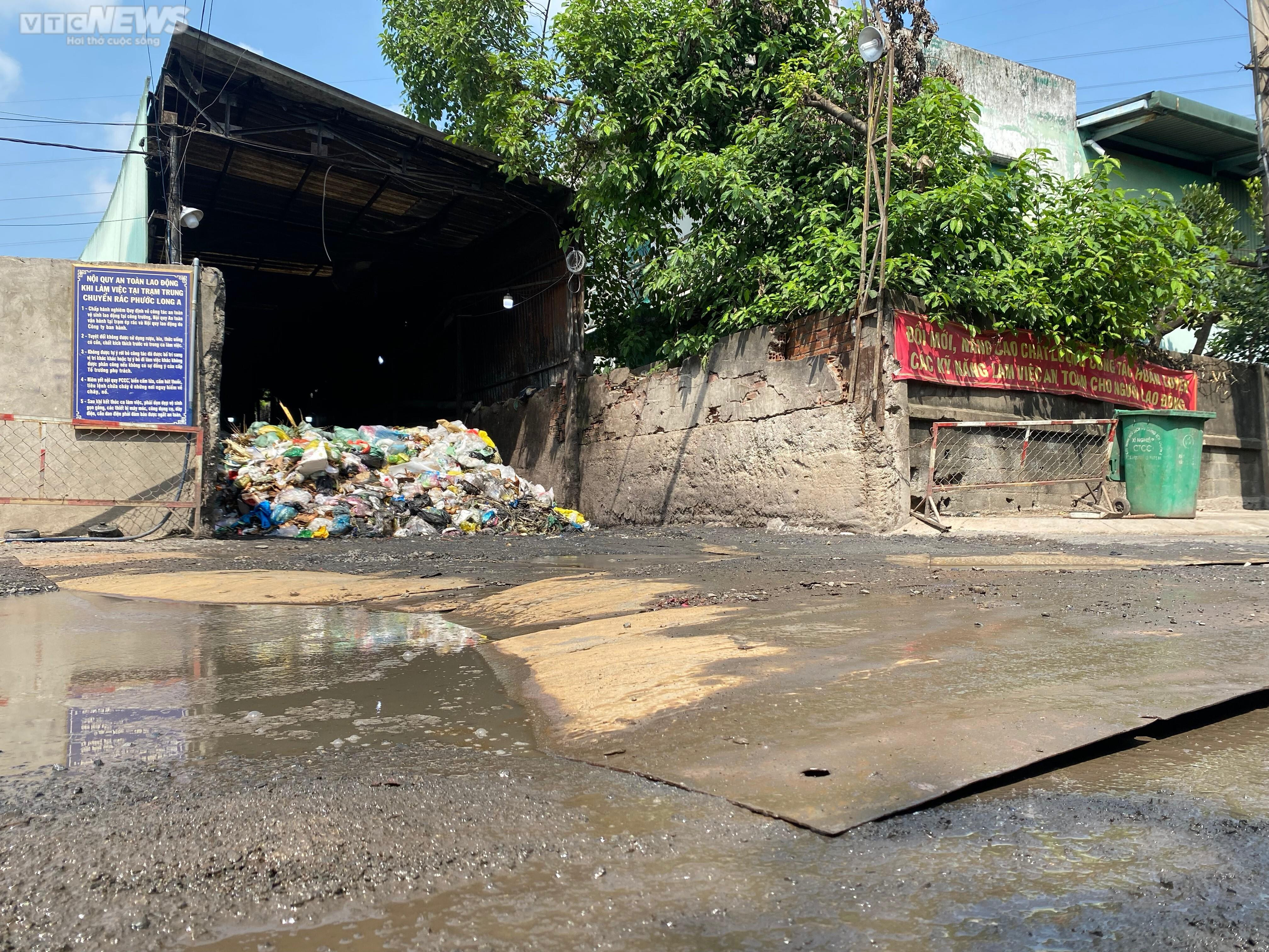 Dân kêu cứu vì trạm trung chuyển rác bốc mùi hôi thối ở TP.HCM - 11