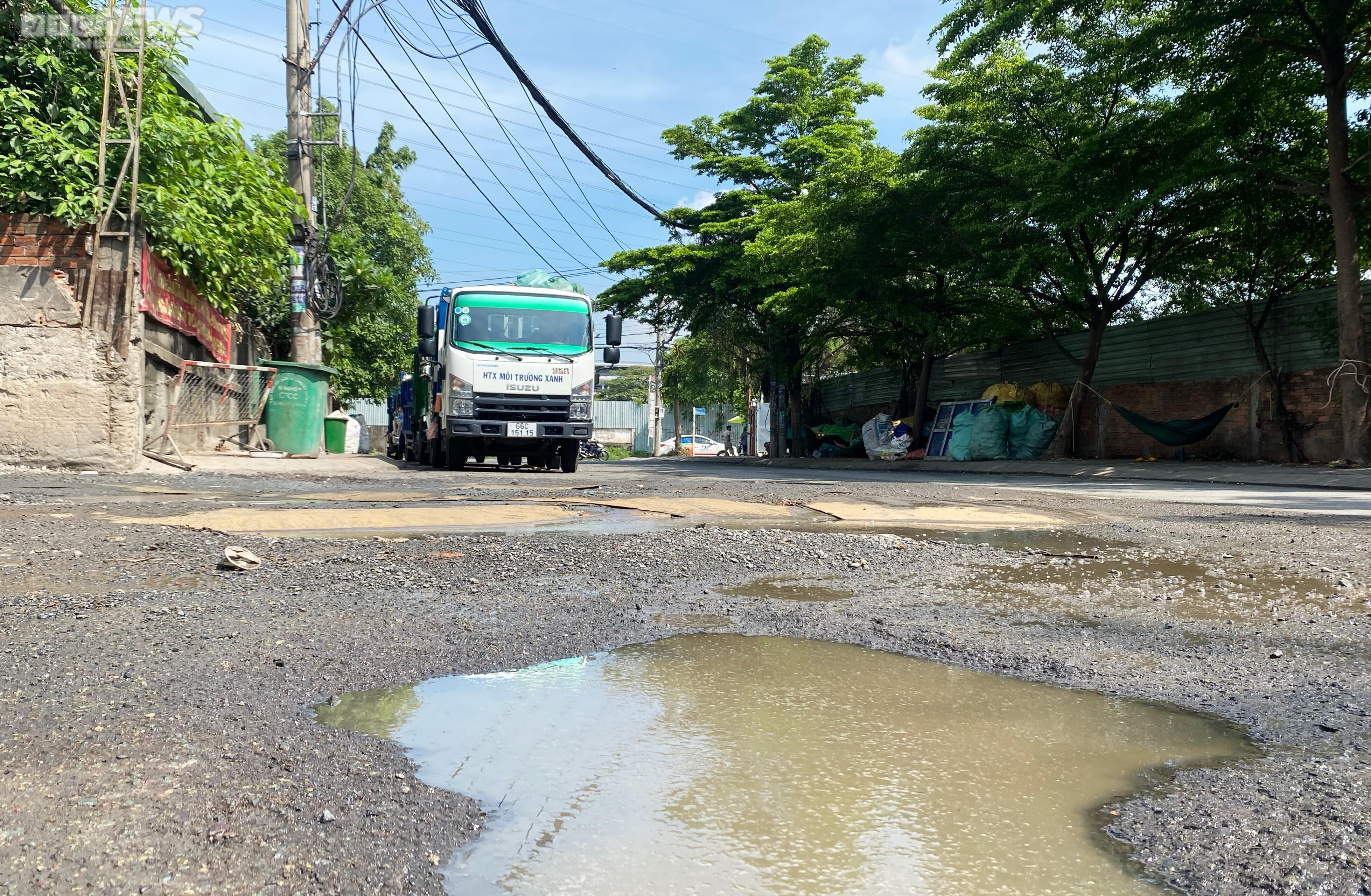Dân kêu cứu vì trạm trung chuyển rác bốc mùi hôi thối ở TP.HCM - 1
