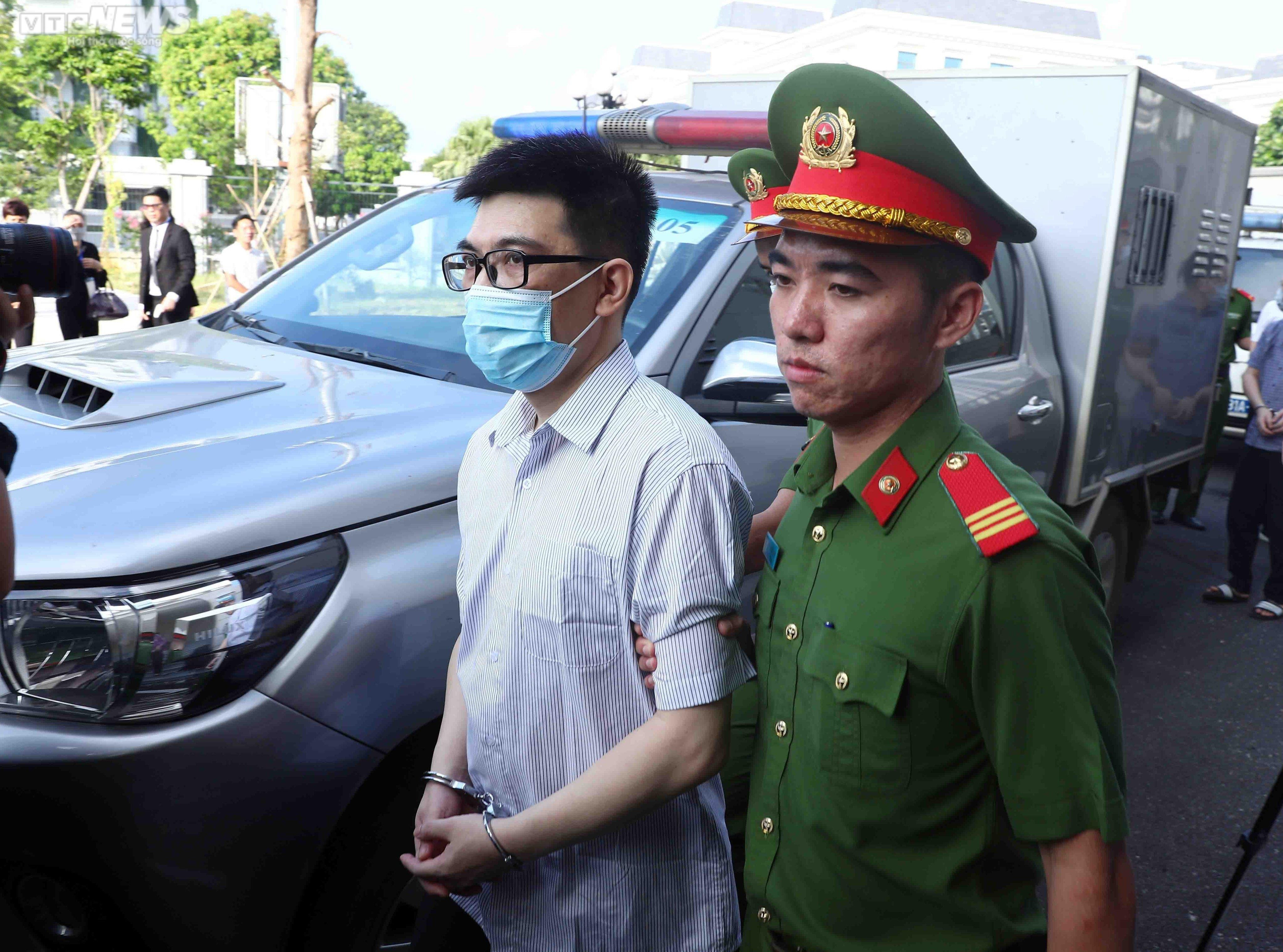 Xét xử vụ 'chuyến bay giải cứu': Ông Tô Anh Dũng bị dẫn giải tới tòa - 6