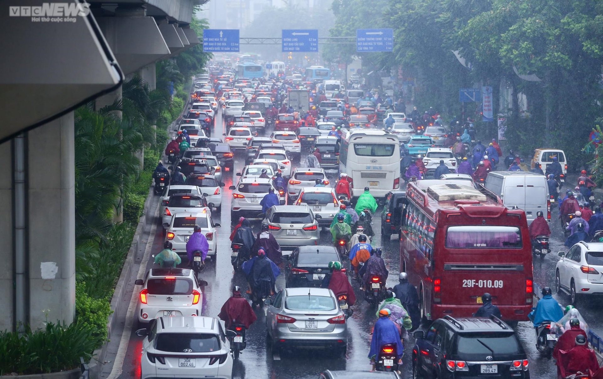 Mưa to gió lớn vào sáng sớm, mọi ngả đường ở Hà Nội ùn tắc kéo dài - 11