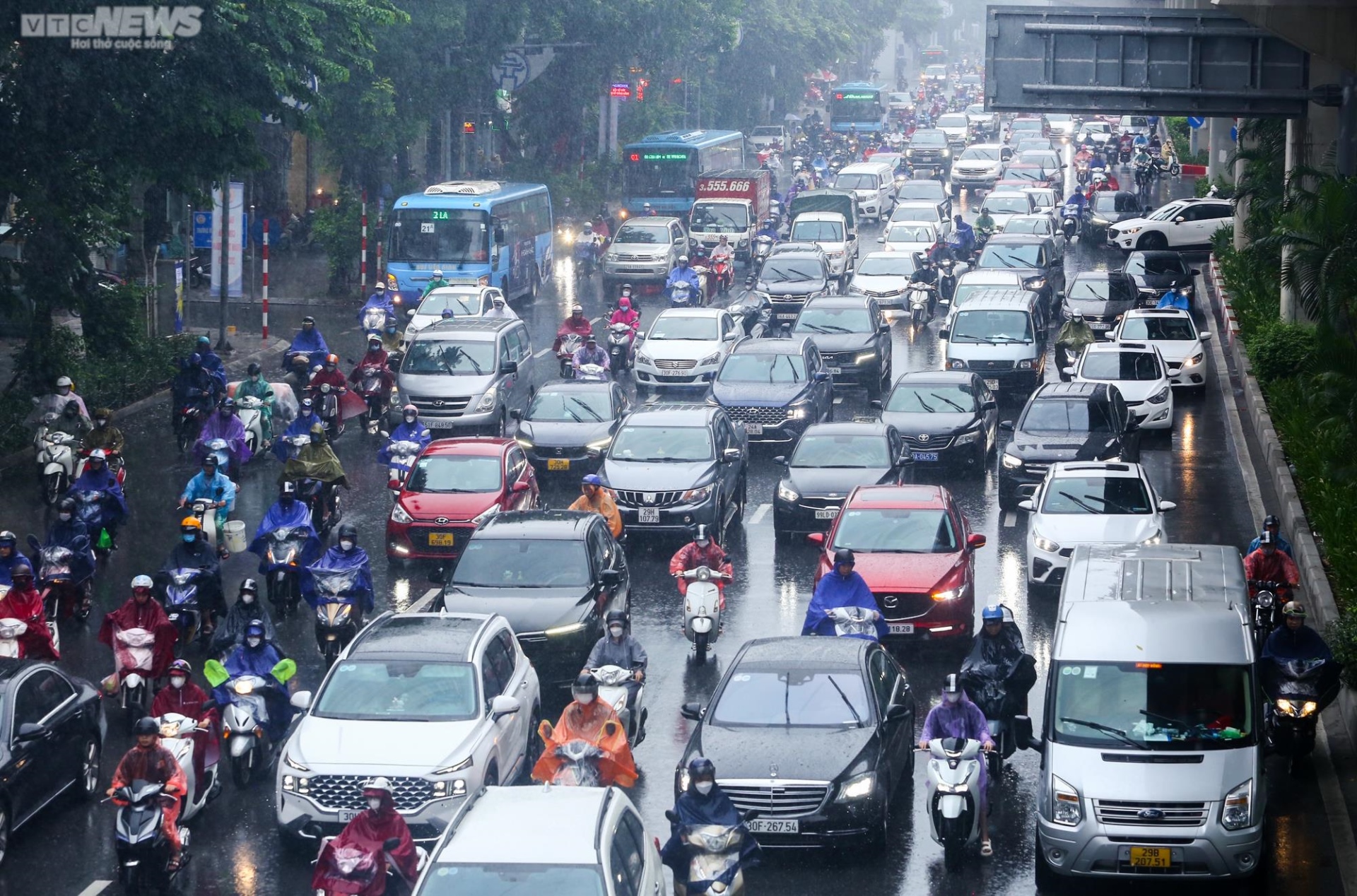 Mưa to gió lớn vào sáng sớm, mọi ngả đường ở Hà Nội ùn tắc kéo dài - 10