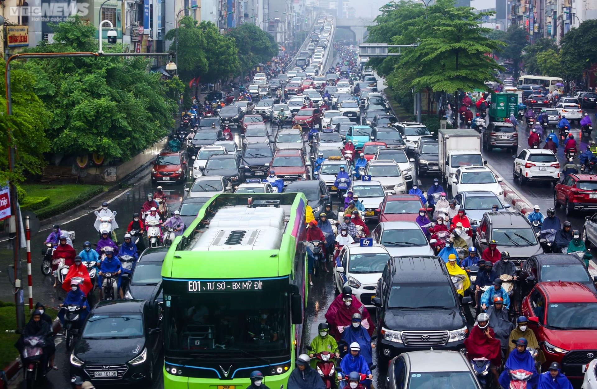 Mưa to gió lớn vào sáng sớm, mọi ngả đường ở Hà Nội ùn tắc kéo dài - 4