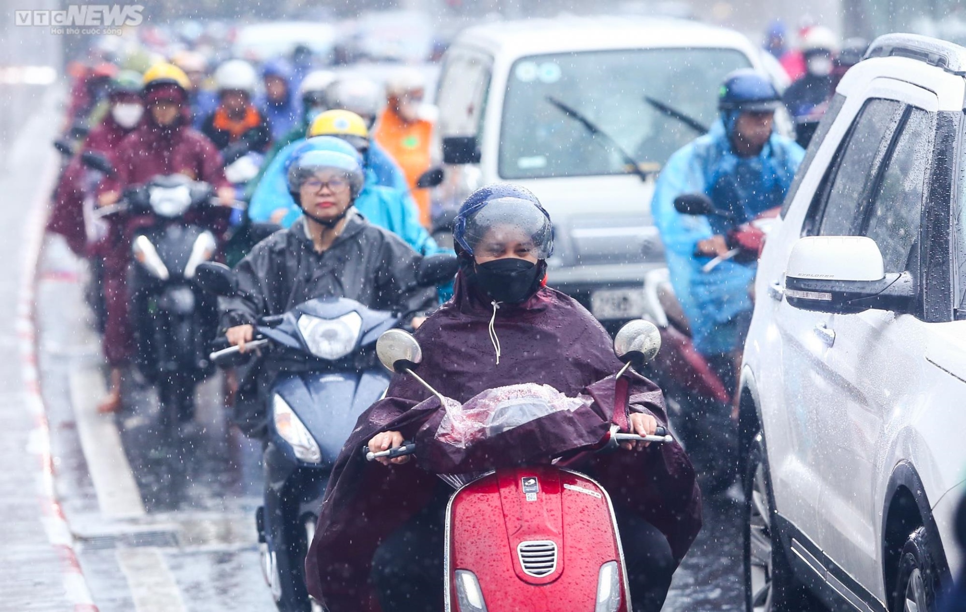 Mưa to gió lớn vào sáng sớm, mọi ngả đường ở Hà Nội ùn tắc kéo dài - 7