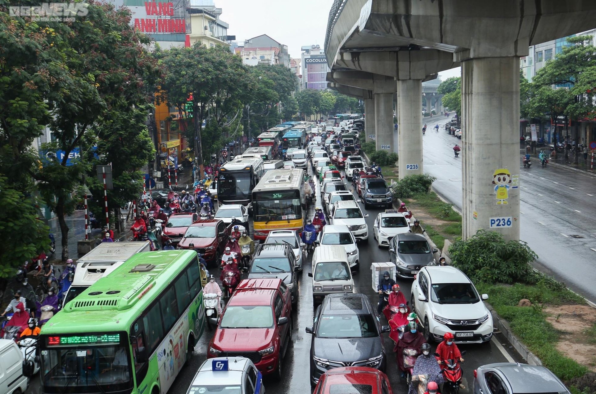 Mưa to gió lớn vào sáng sớm, mọi ngả đường ở Hà Nội ùn tắc kéo dài - 3