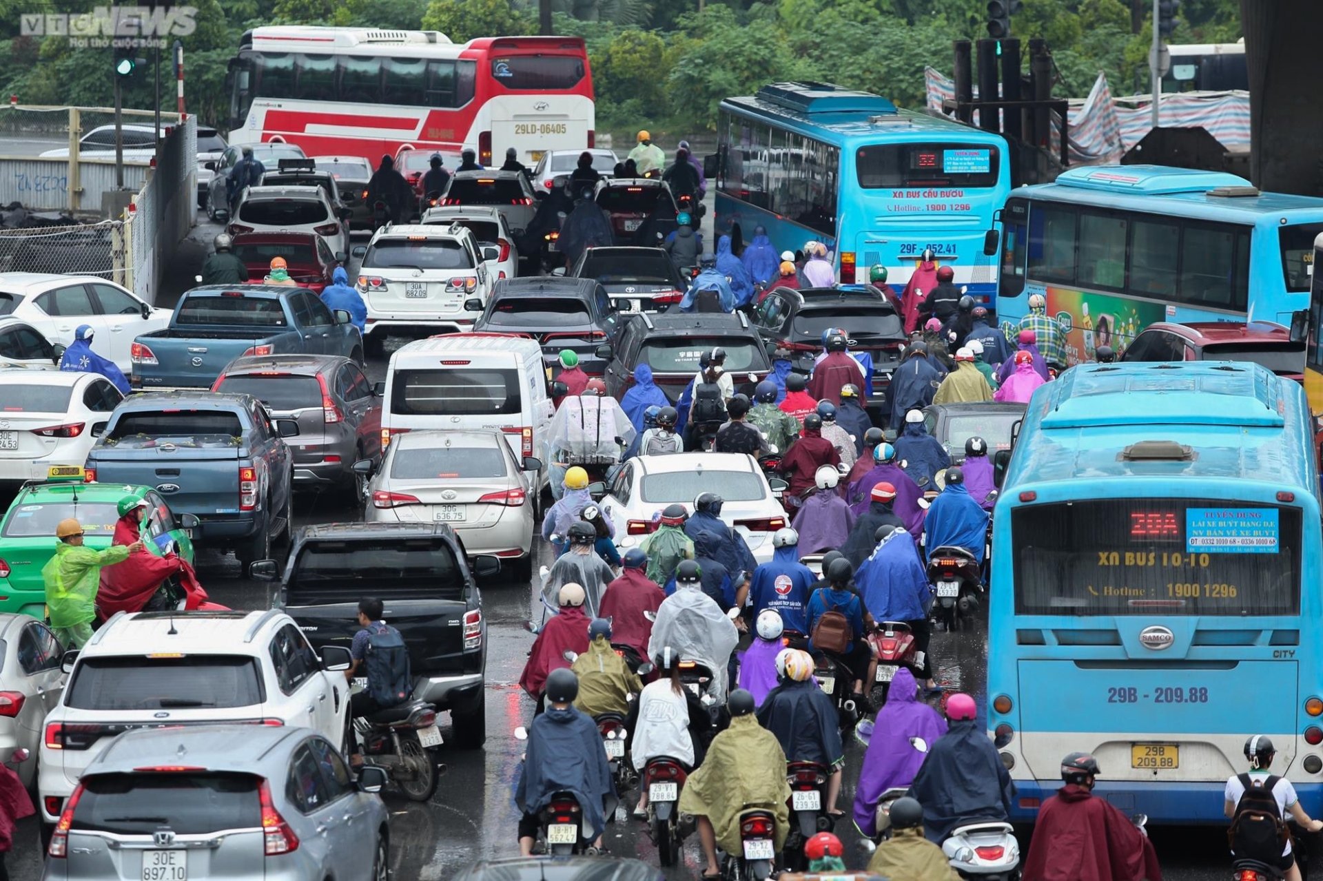 Mưa to gió lớn vào sáng sớm, mọi ngả đường ở Hà Nội ùn tắc kéo dài - 2