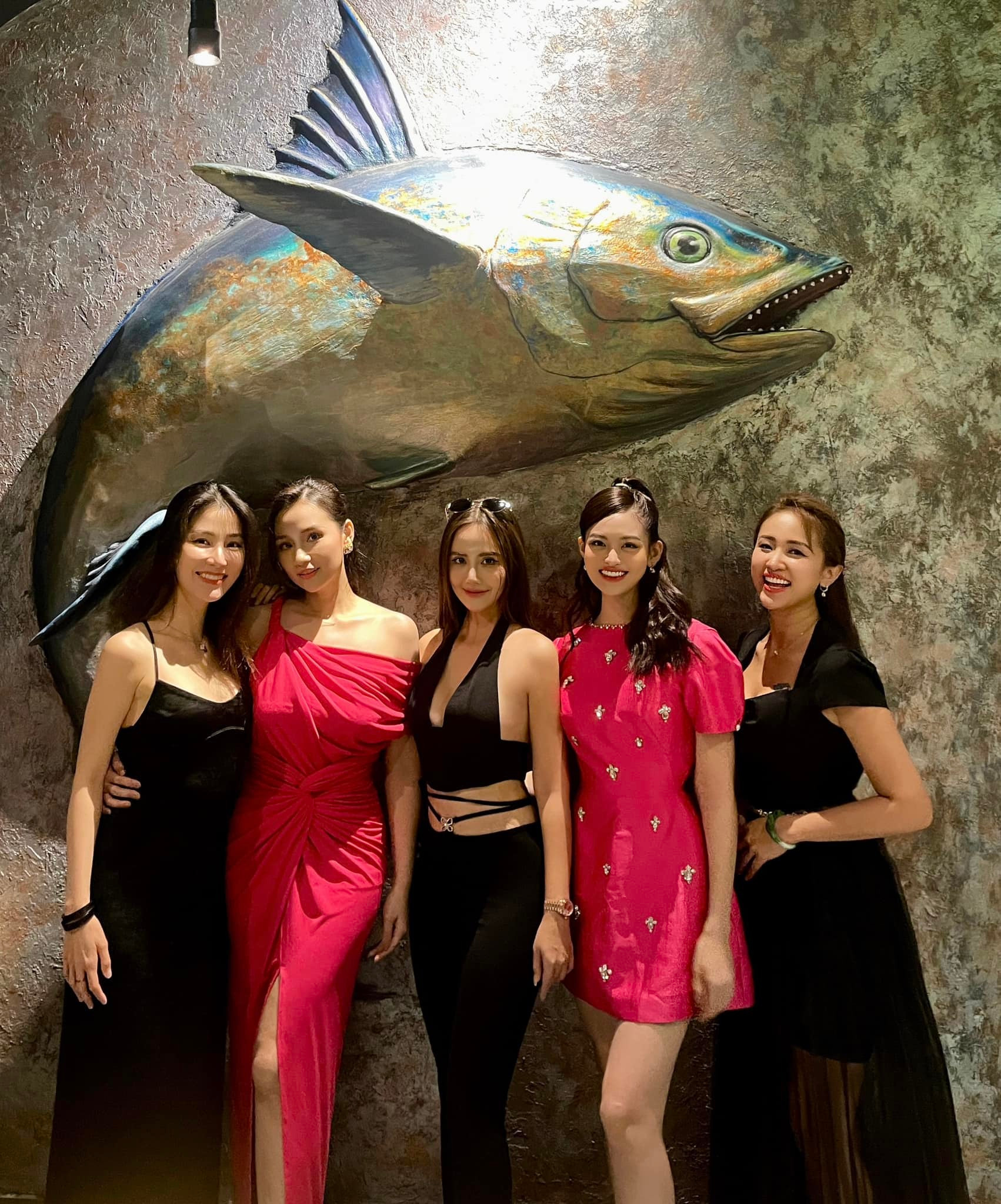 Sao Việt 22/7: Trường Giang tự cắt tóc cho con gái, Phùng Ngọc Huy về Việt Nam - 6