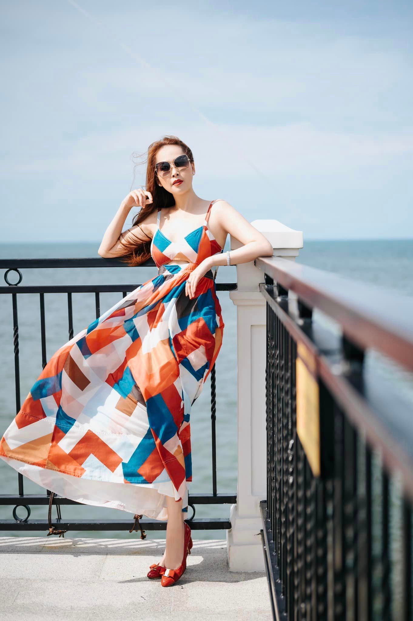 Sao Việt 23/7: Cát Phượng mặc váy cưới, hoa hậu Thu Hoài gợi cảm sau ly hôn - 10