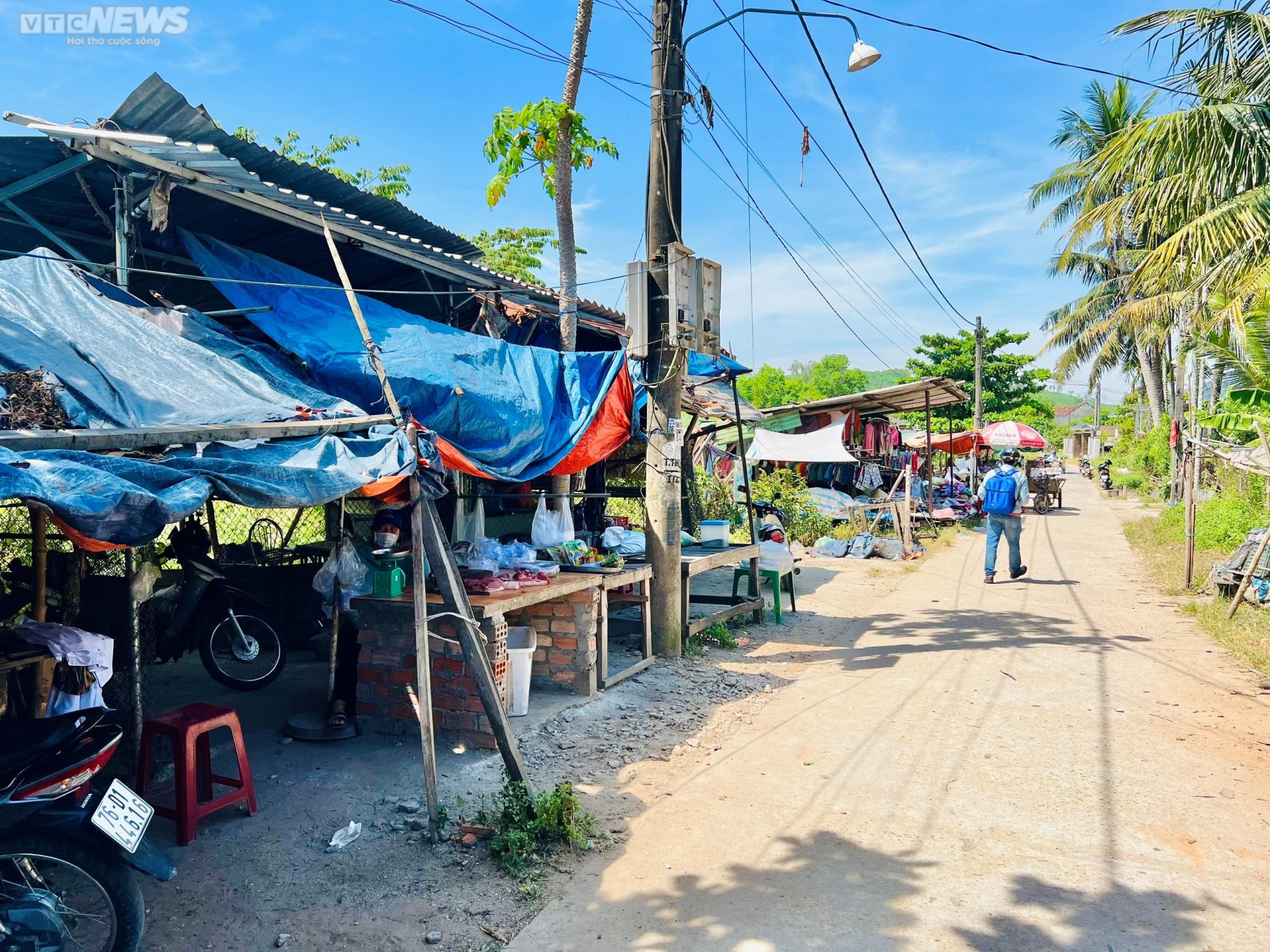 Chợ tiền tỷ xây xong 'đắp chiếu', tiểu thương dựng lều bán buôn ven đường - 5