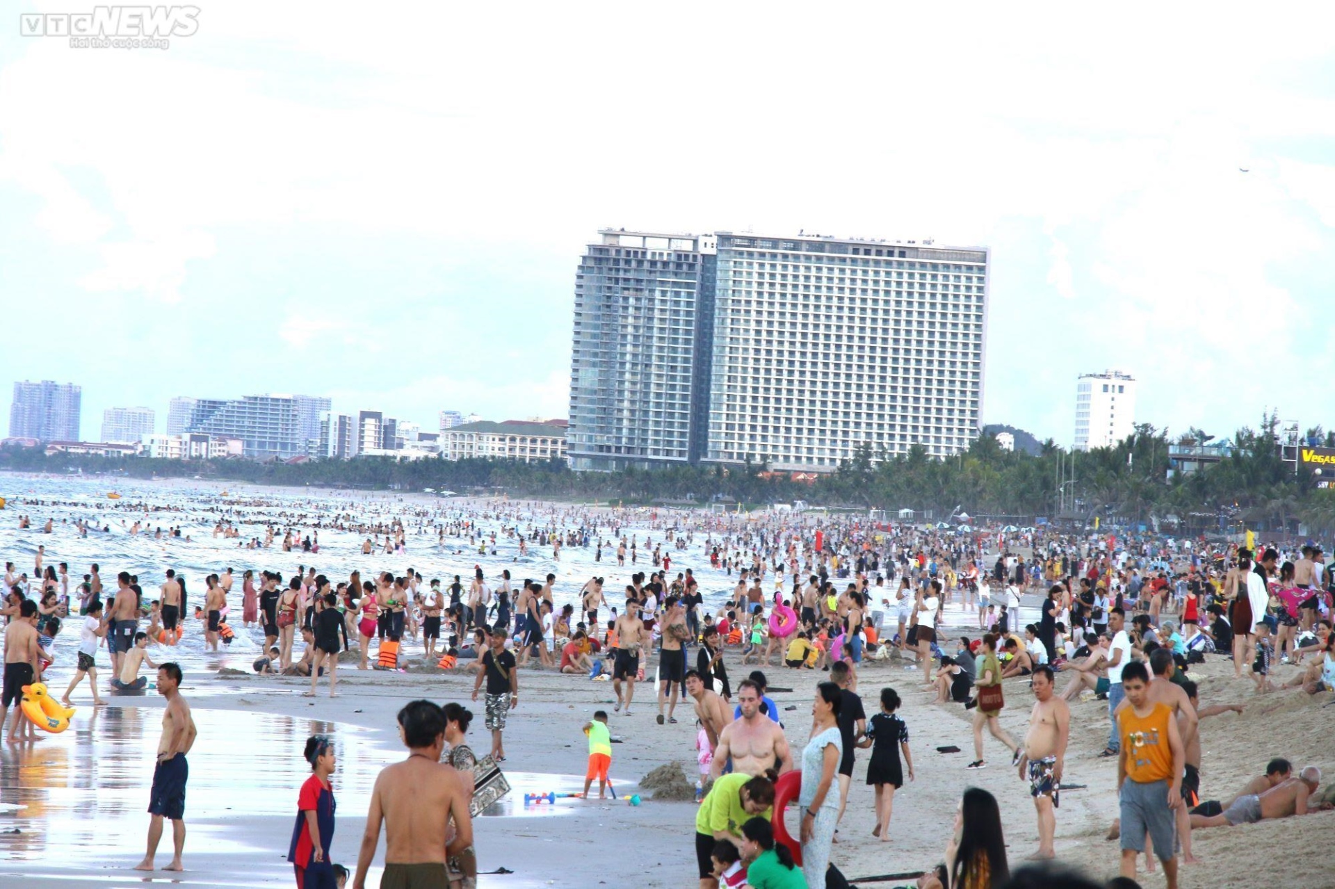 Cuối tuần nắng nóng, biển Đà Nẵng kín người đổ về giải nhiệt - 2