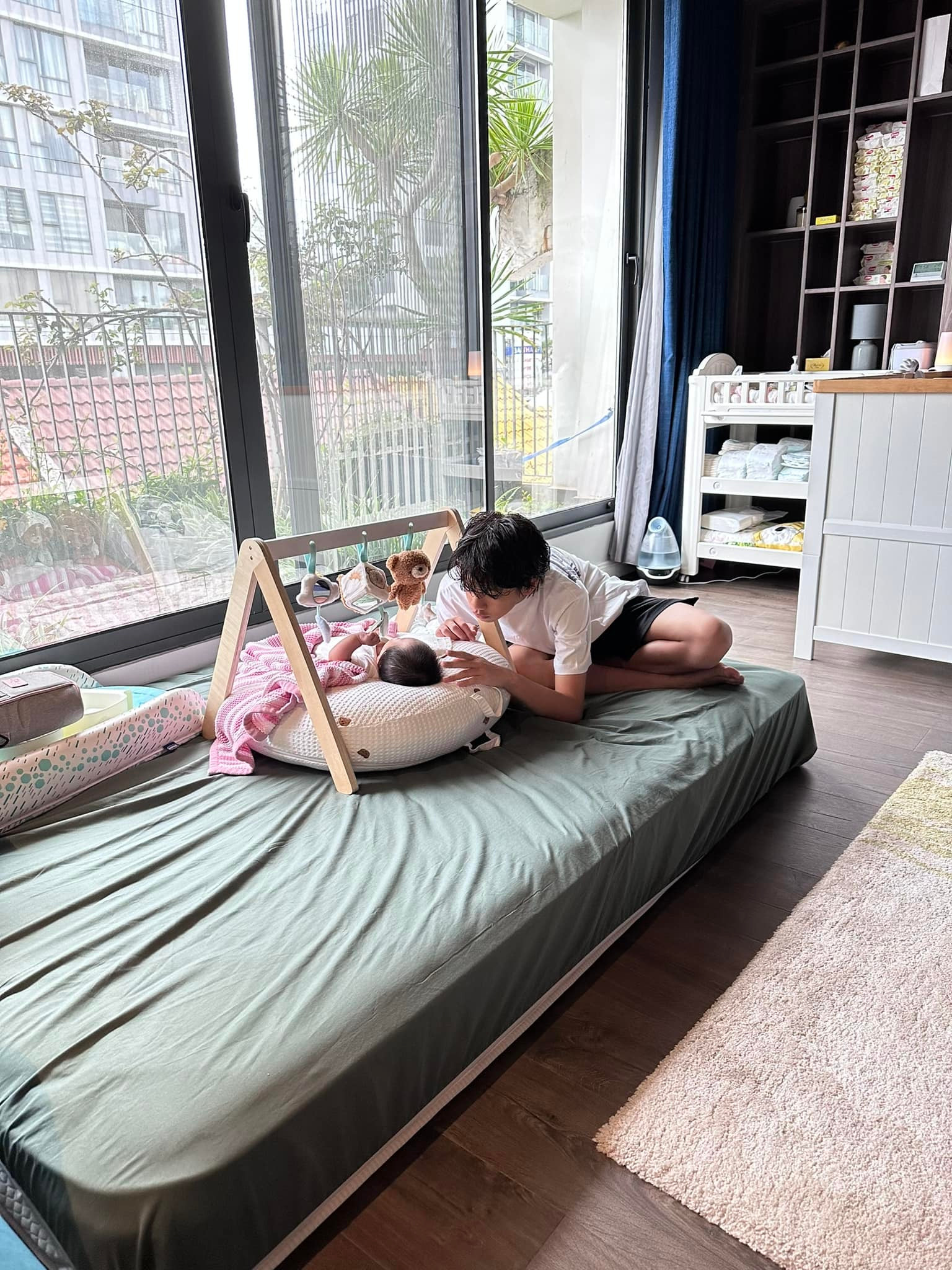 Sao Việt 25/7: Khánh Thi đi du lịch dù bầu bí, Subeo chăm sóc cho em trai út - 3