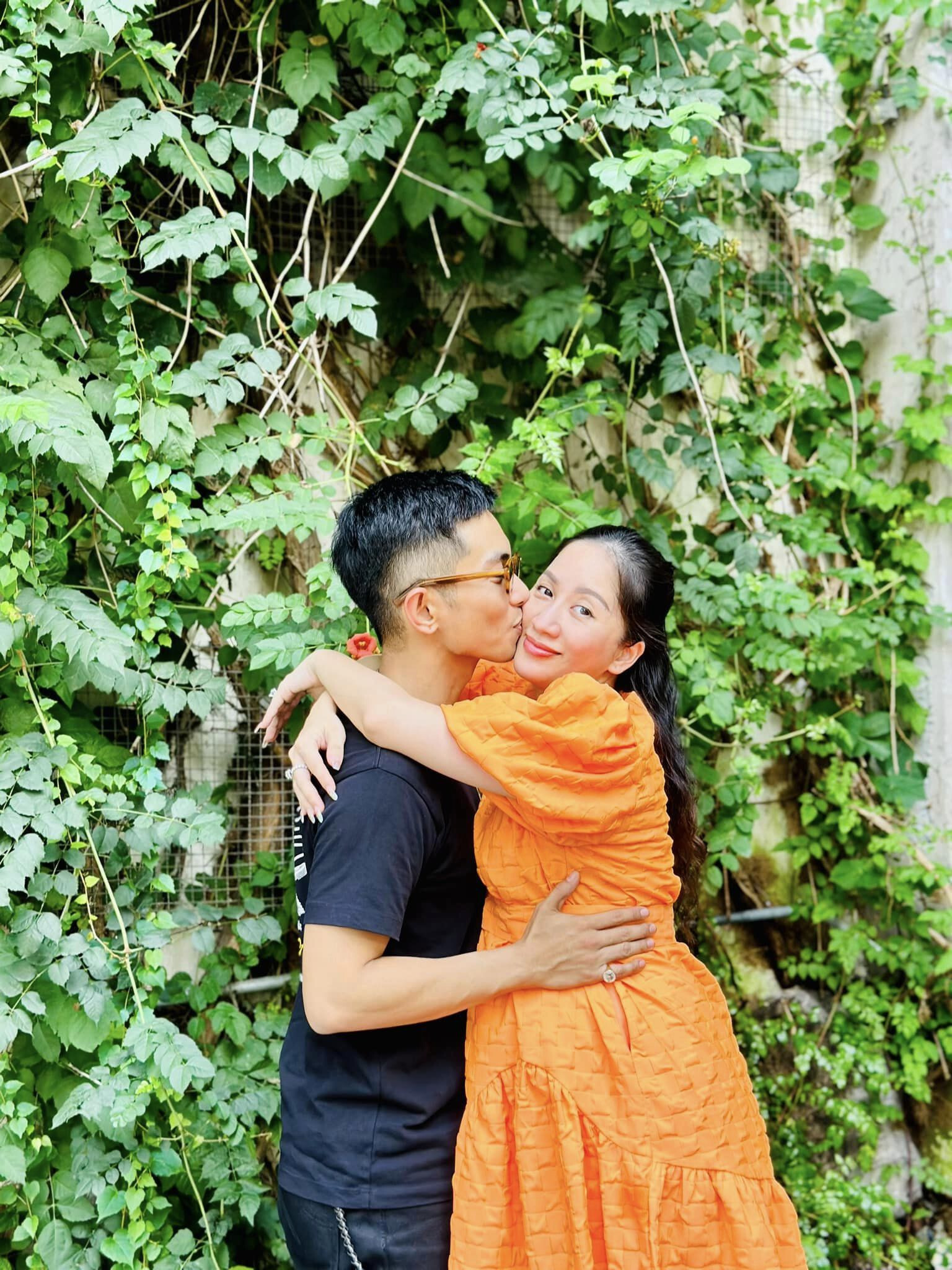 Sao Việt 25/7: Khánh Thi đi du lịch dù bầu bí, Subeo chăm sóc cho em trai út - 1