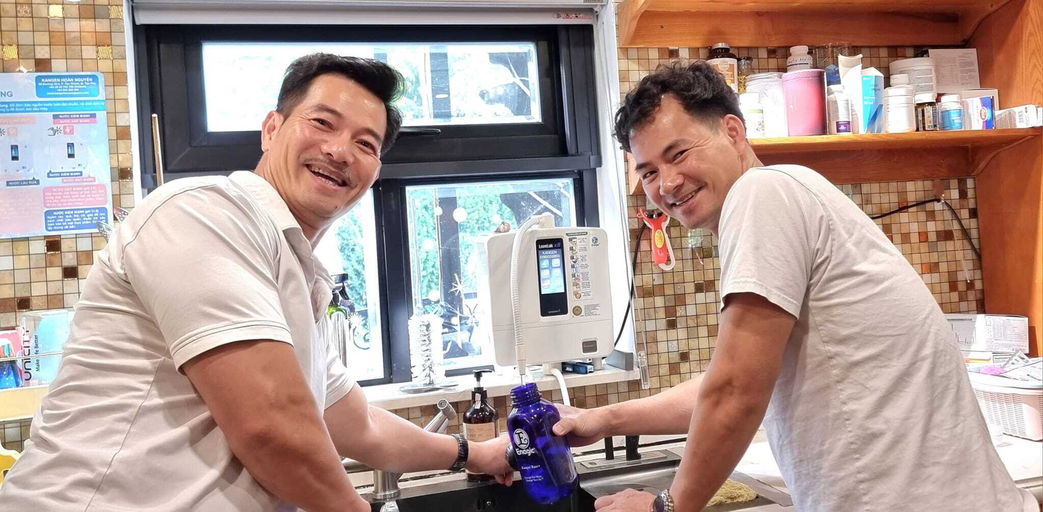 Sao Việt 27/7: Hồ Quỳnh Hương lộ diện lạ lẫm, Xuân Bắc khoe anh trai 'giống như đúc' - 3