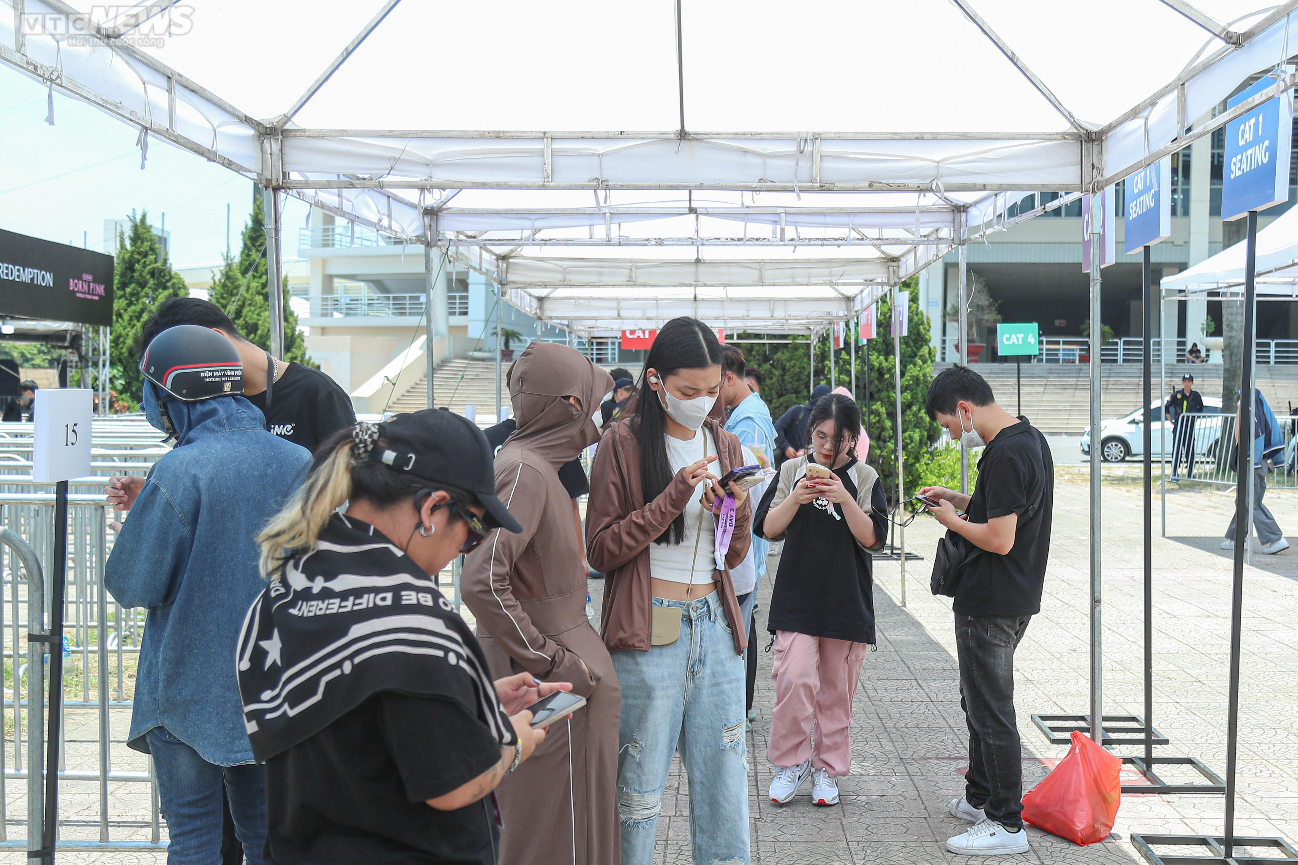 Hàng trăm bạn trẻ xếp hàng dưới cái nắng 'đổ lửa', chờ đổi vòng xem show BLACKPINK - 10
