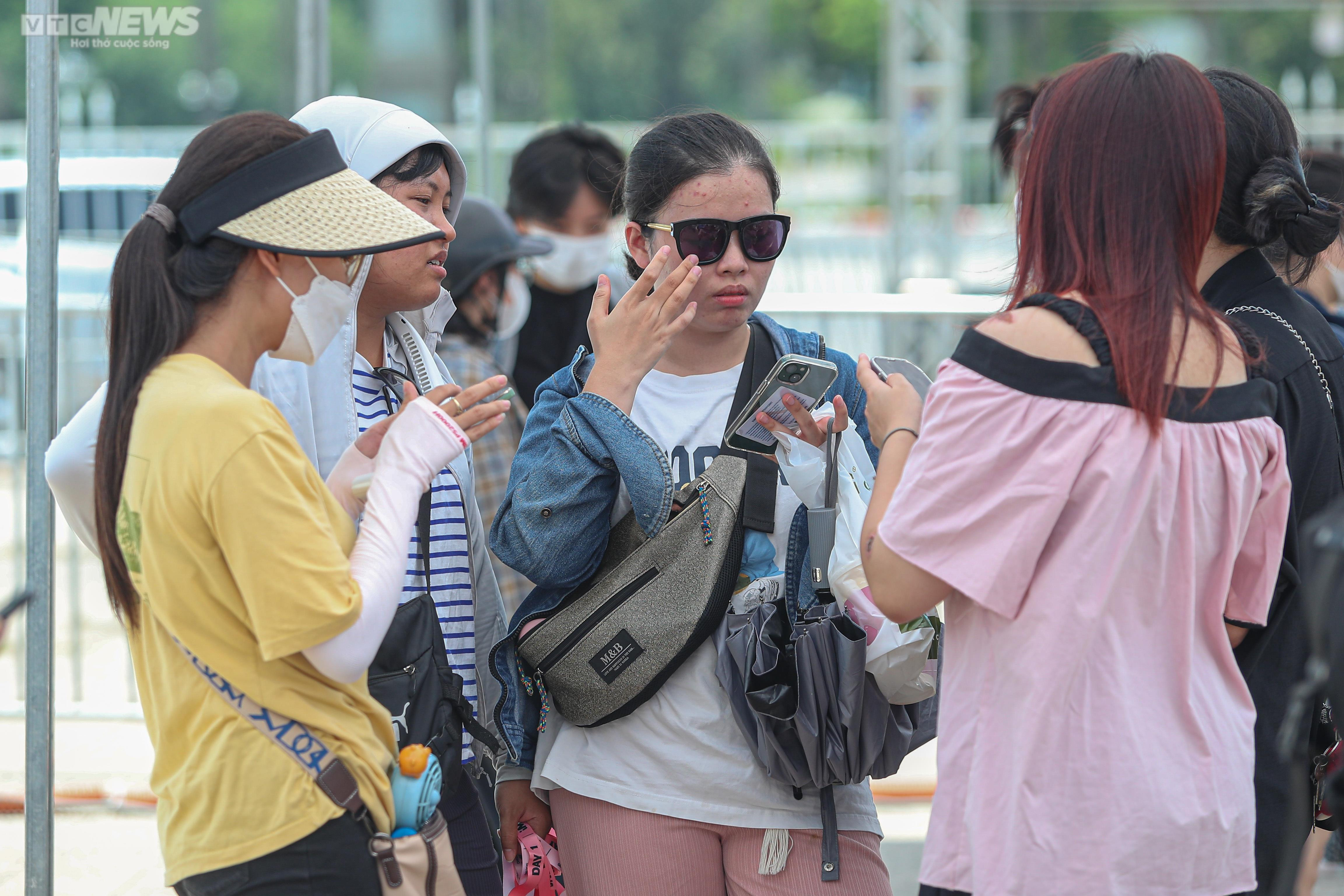Hàng trăm bạn trẻ xếp hàng dưới cái nắng 'đổ lửa', chờ đổi vòng xem show BLACKPINK - 11