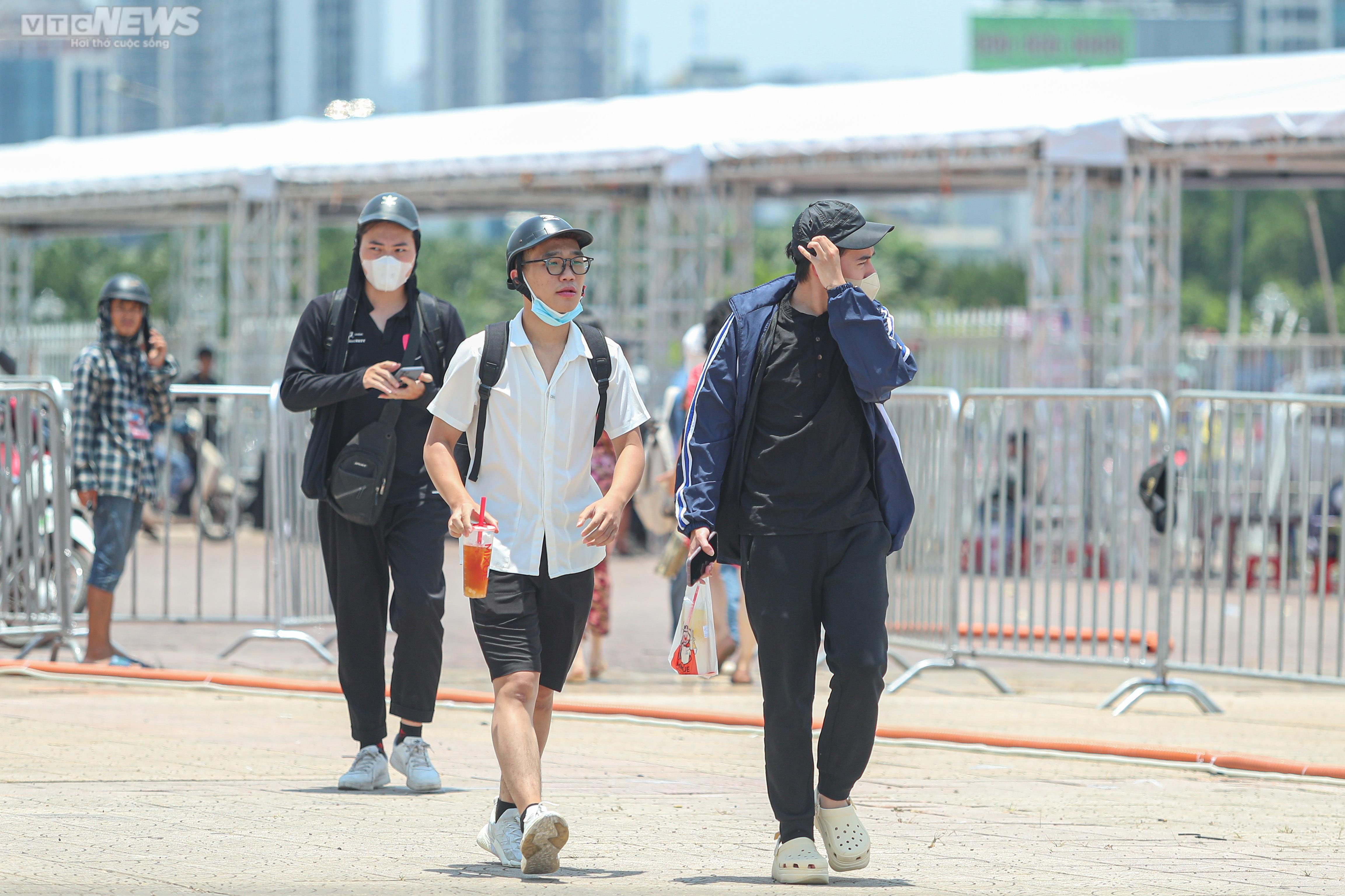 Hàng trăm bạn trẻ xếp hàng dưới cái nắng 'đổ lửa', chờ đổi vòng xem show BLACKPINK - 7