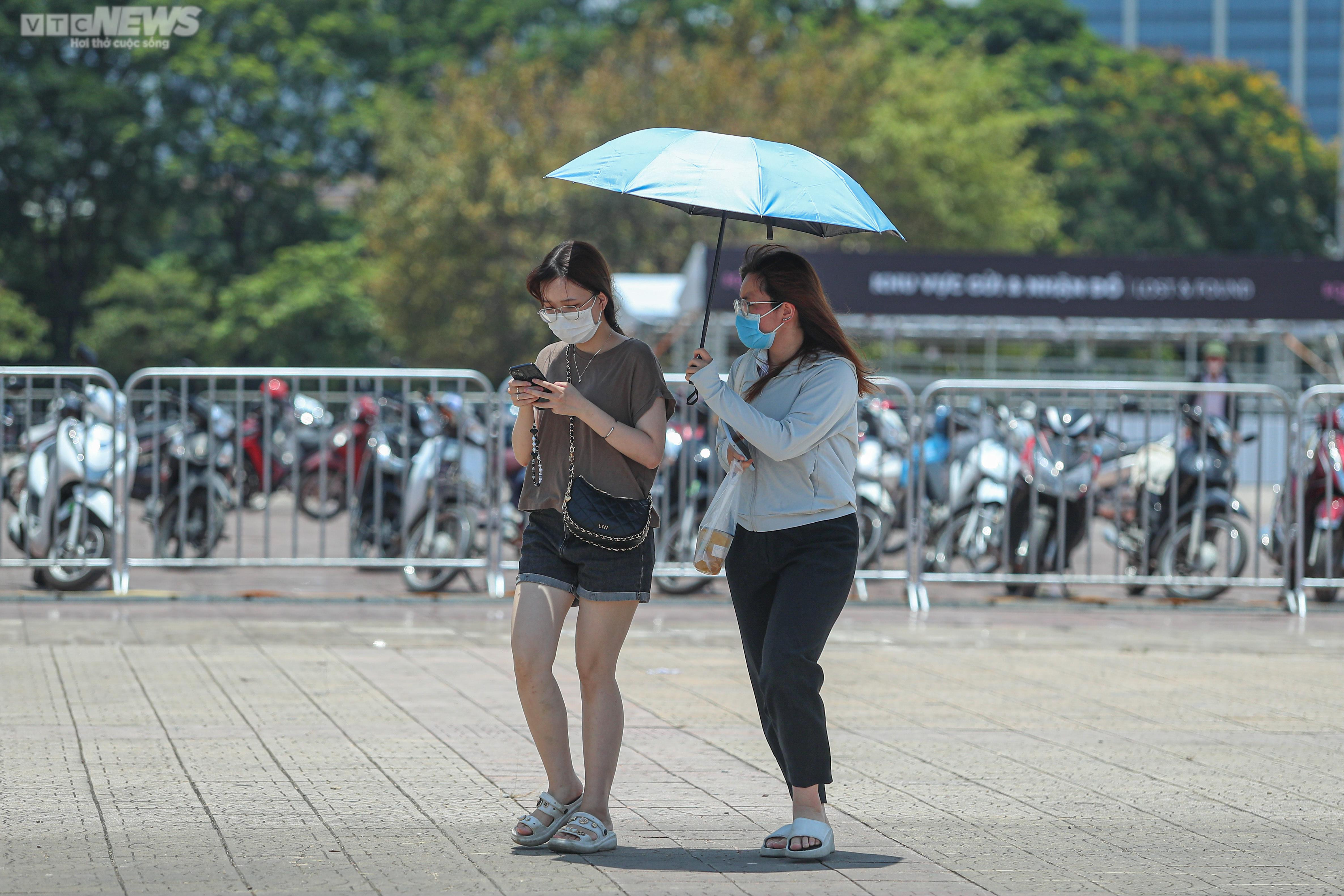 Hàng trăm bạn trẻ xếp hàng dưới cái nắng 'đổ lửa', chờ đổi vòng xem show BLACKPINK - 6