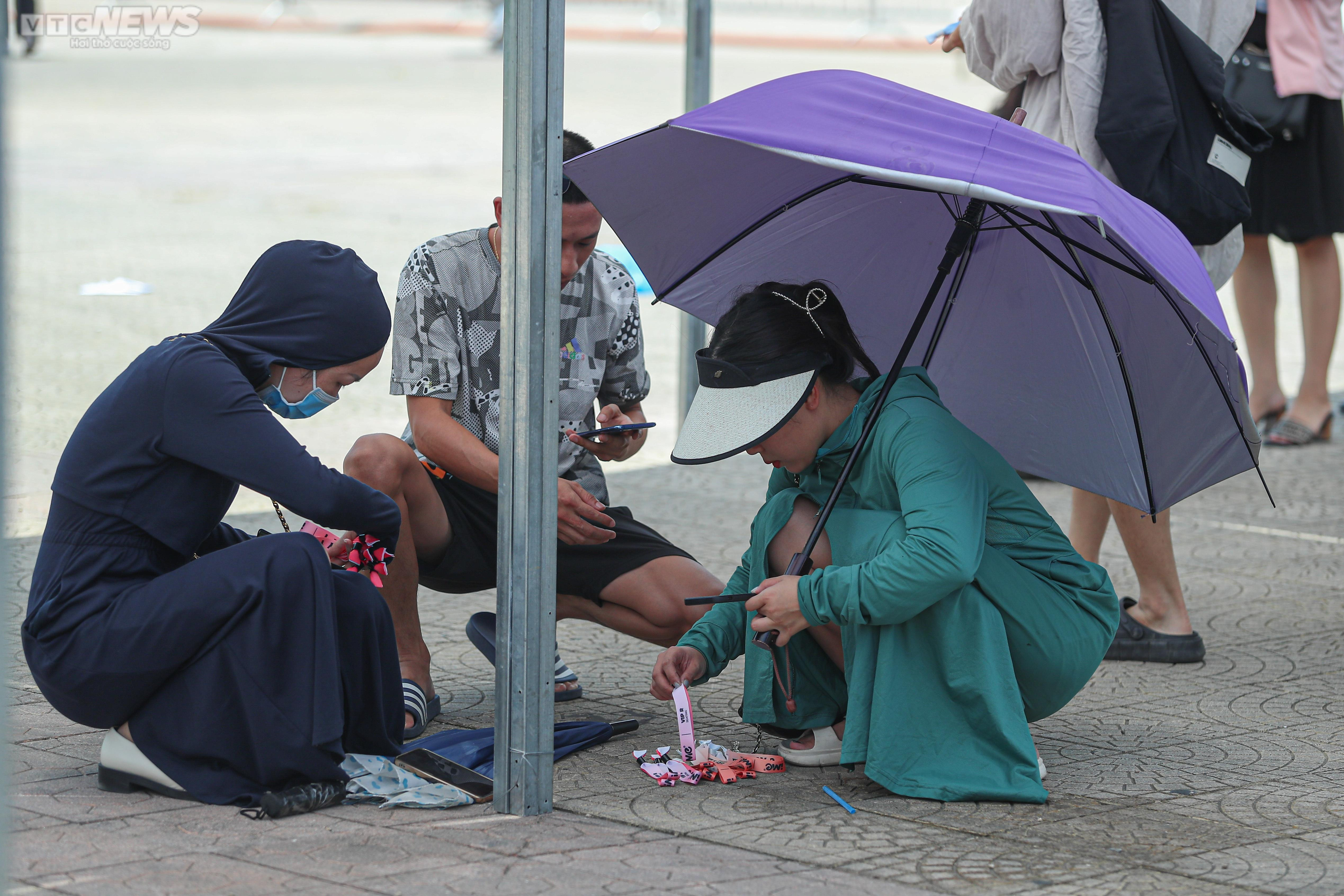 Hàng trăm bạn trẻ xếp hàng dưới cái nắng 'đổ lửa', chờ đổi vòng xem show BLACKPINK - 14