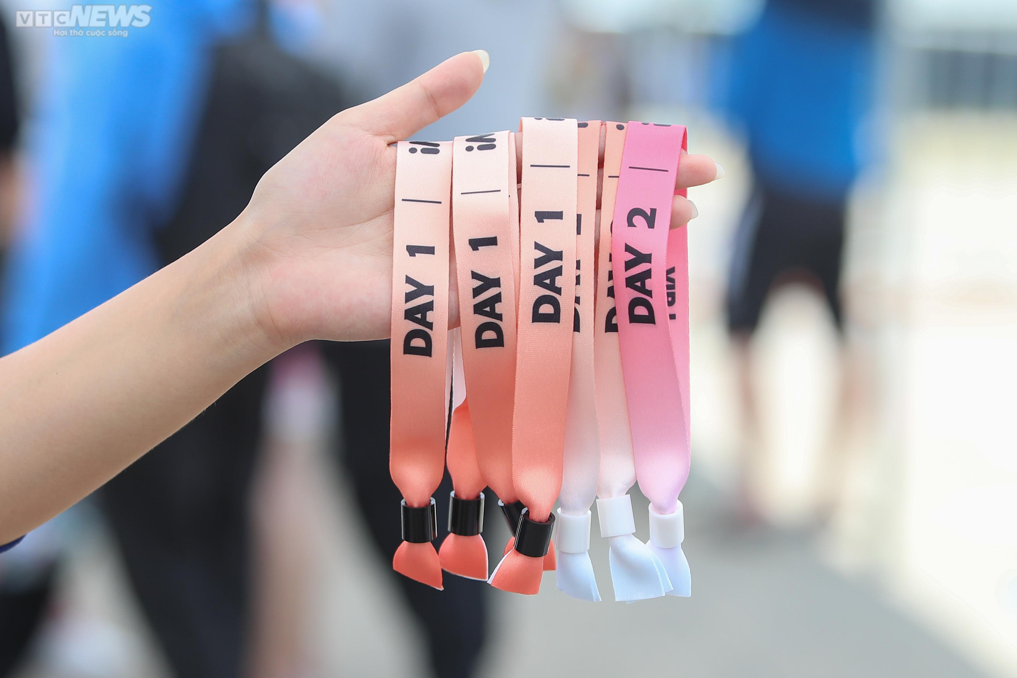 Hàng trăm bạn trẻ xếp hàng dưới cái nắng 'đổ lửa', chờ đổi vòng xem show BLACKPINK - 13