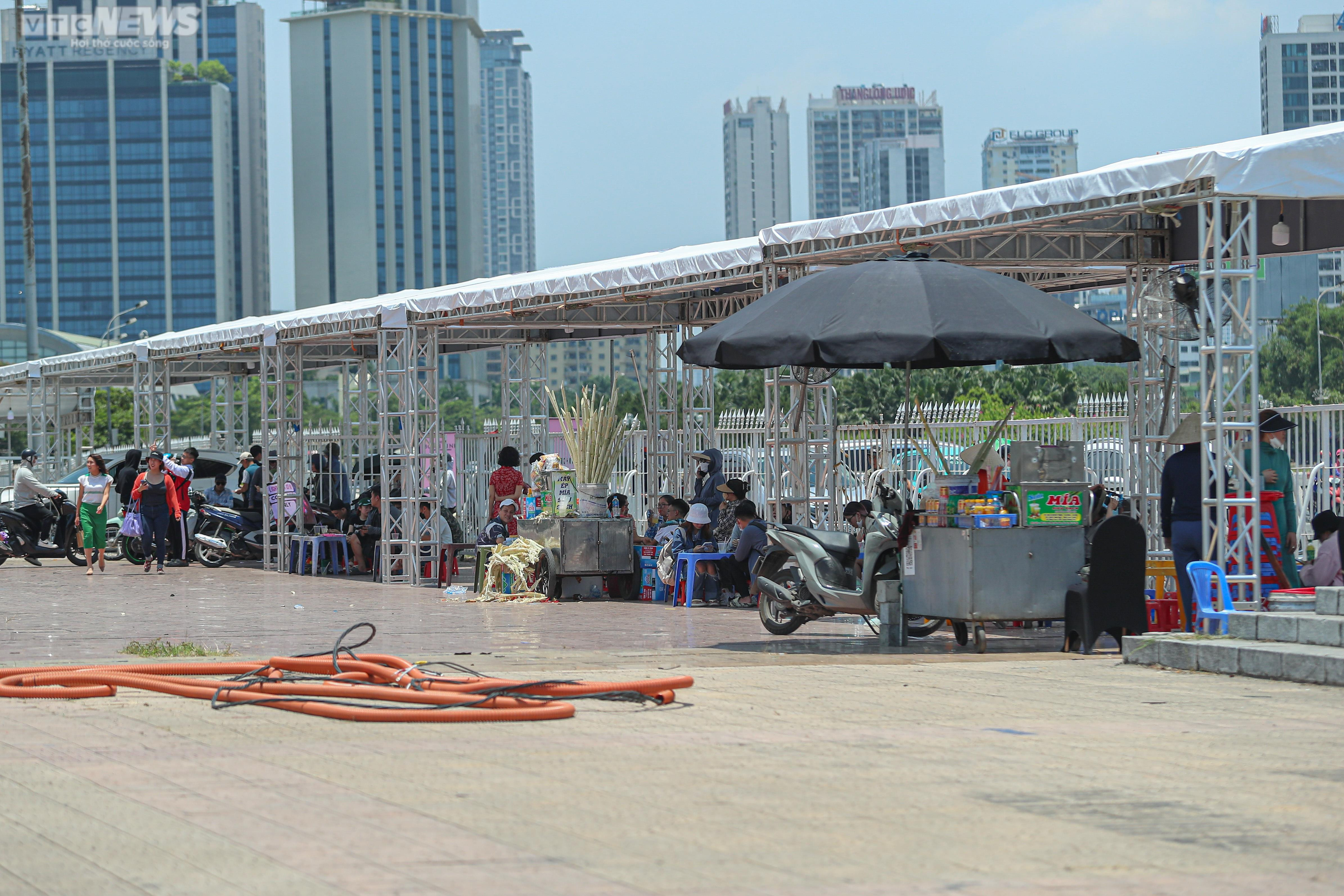 Hàng trăm bạn trẻ xếp hàng dưới cái nắng 'đổ lửa', chờ đổi vòng xem show BLACKPINK - 15