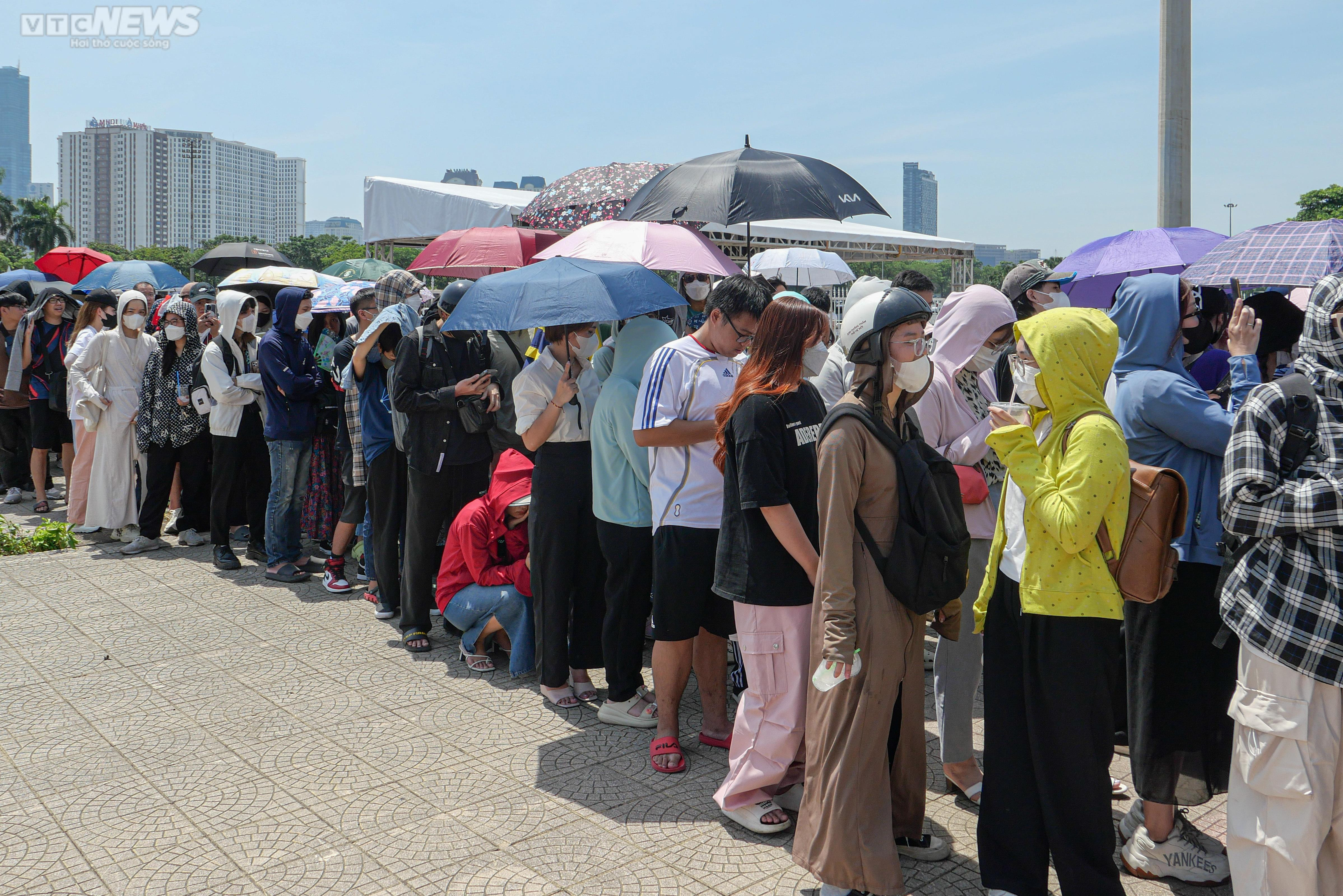 Hàng trăm bạn trẻ xếp hàng dưới cái nắng 'đổ lửa', chờ đổi vòng xem show BLACKPINK - 1